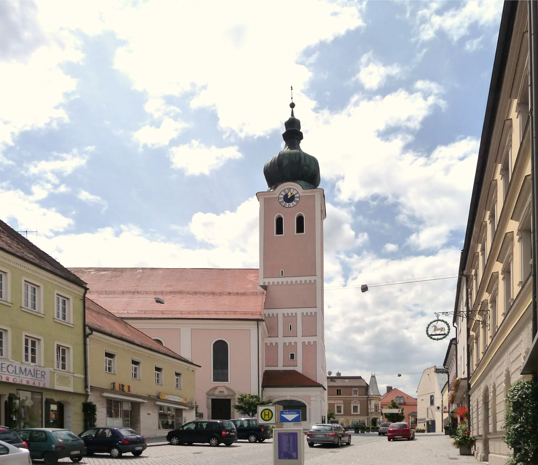 Photo showing: Die Stadtpfarrkirche Maria Himmelfahrt in Landau an der Isar