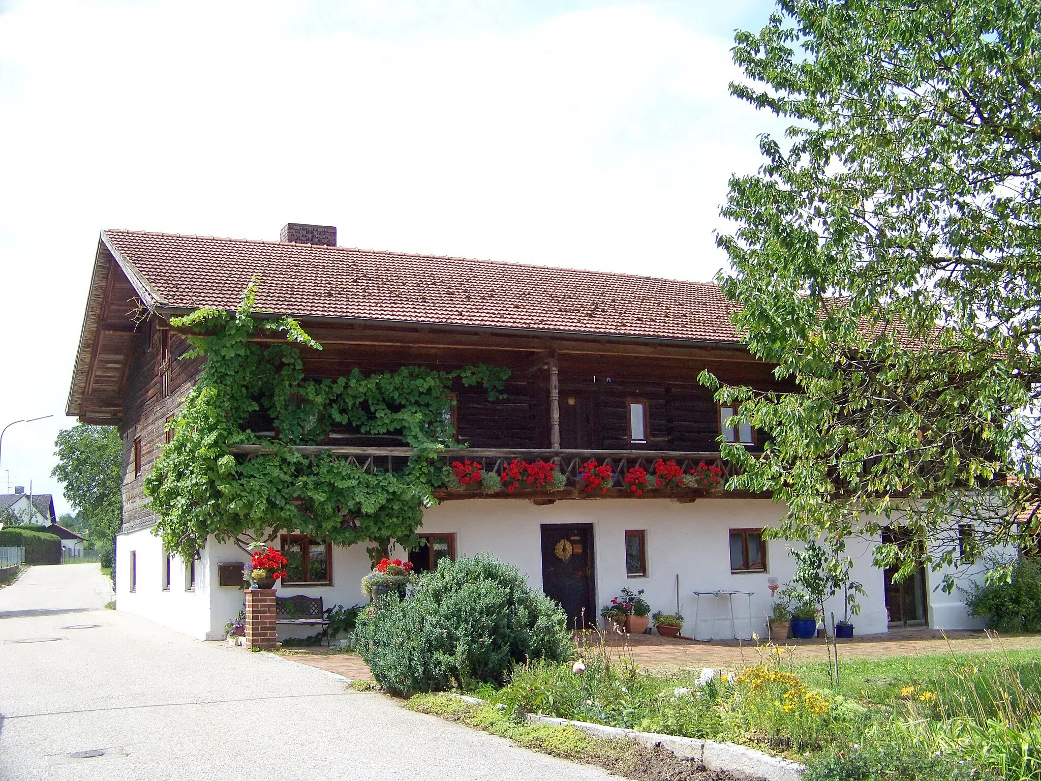 Photo showing: Oberviehbach, Ziegelstraße 4. Bauernhaus. Satteldachbau mit Blockbau-Obergeschoss und Traufschrot, 2. Hälfte 18. Jahrhundert.