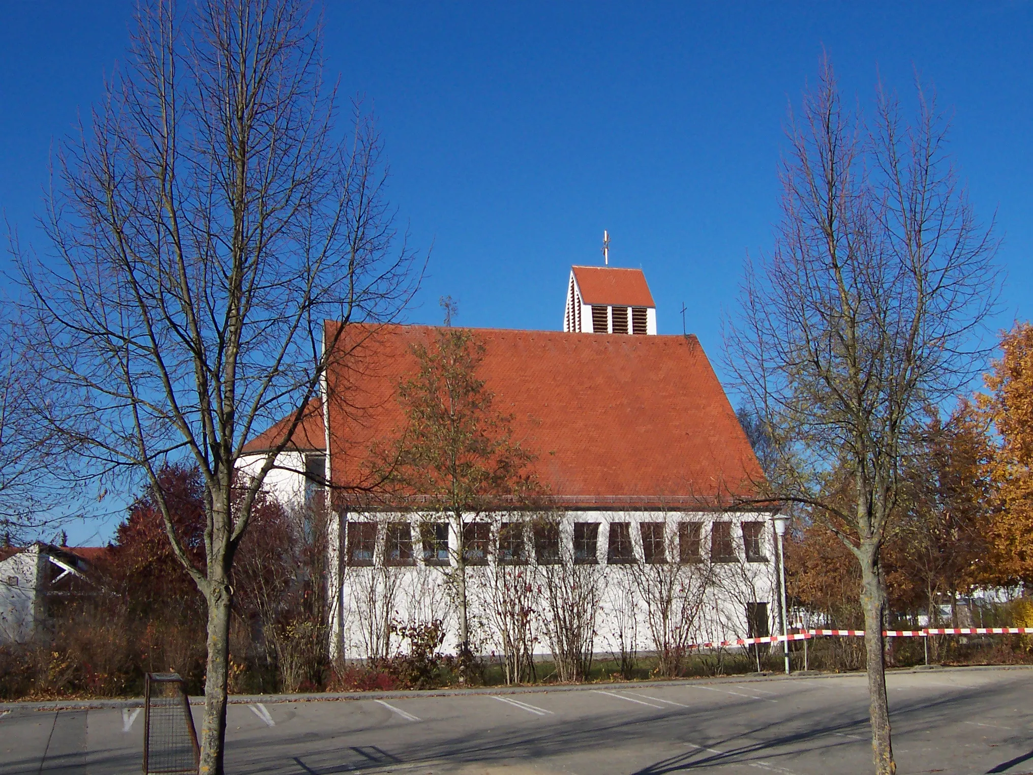 Photo showing: Pfarrkirche St. Vinzenz von Paul in Auloh, einem Stadtteil im Osten der niederbayerischen Bezirkshauptstadt Landshut. Moderner Kirchenbau, der in den Jahren 1961/62. Südansicht.