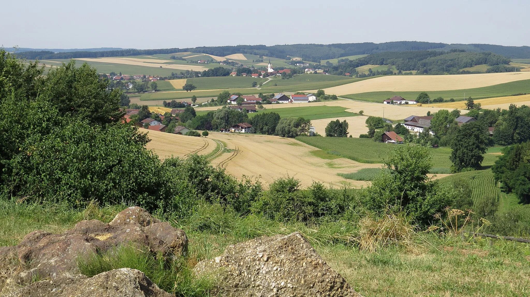 Photo showing: Landschaft bei Bad Griesbach, im Hintergrund Weng