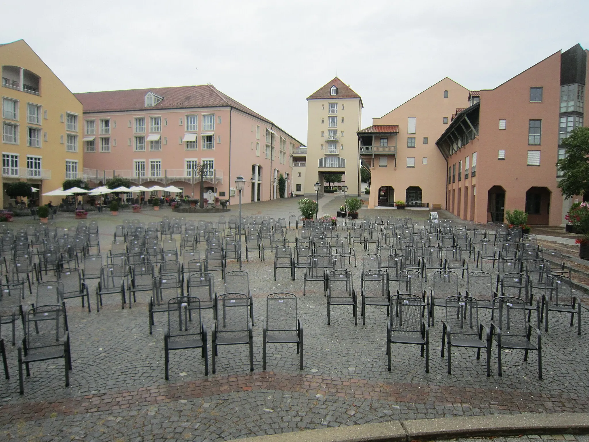 Photo showing: Reduziertes Platzangebot auf dem Kurplatz von Bad Griesbach-Therme während der Covid-19-Pandemie im Juli 2020