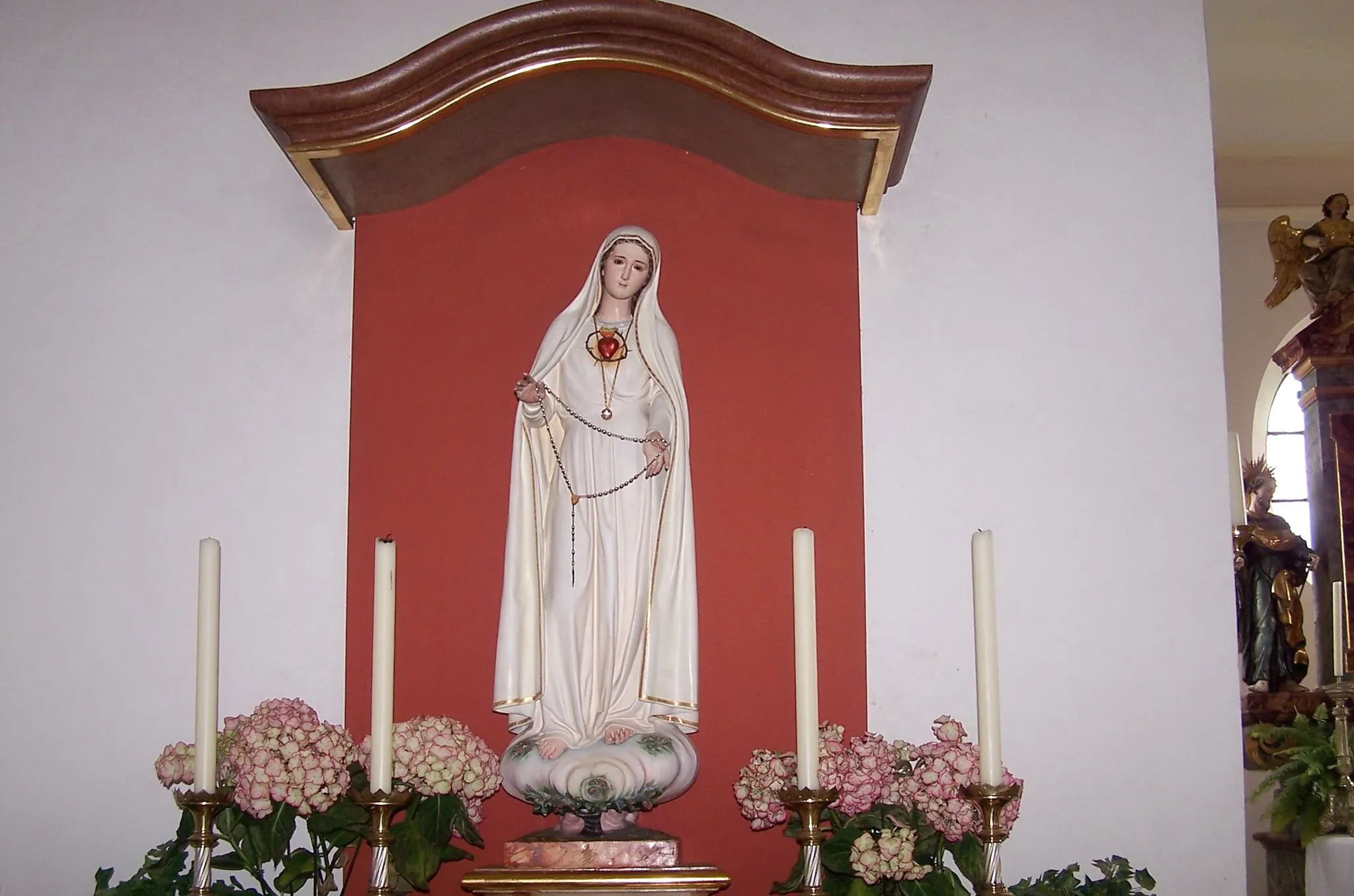 Photo showing: Rohr in Niederbayern. Helchenbach 22. Filialkirche St. Florian. Saalkirche mit Steildach und eingezogenem, fünfseitig geschlossenem Chor.
Linker Seitenaltar mit Fatima Madonna, die im Ort besonders verehrt wird.