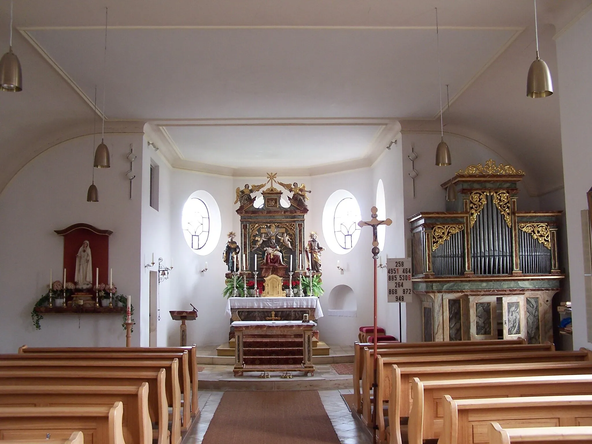 Photo showing: Rohr in Niederbayern. Helchenbach 22. Filialkirche St. Florian. Saalkirche mit Steildach und eingezogenem, fünfseitig geschlossenem Chor, Flankenturm nach Norden mit Zwiebelhaube, neobarock, 1910, Chorerweiterung 1954; mit Ausstattung.
Chor und Langhaus sind relativ niedrig und flach gedeckt. Im vorderen Bereich des Schiffs breite Holhlkehle. Der Übergang von Langhaus zum Chor erfolgt ohne Chorbogen.