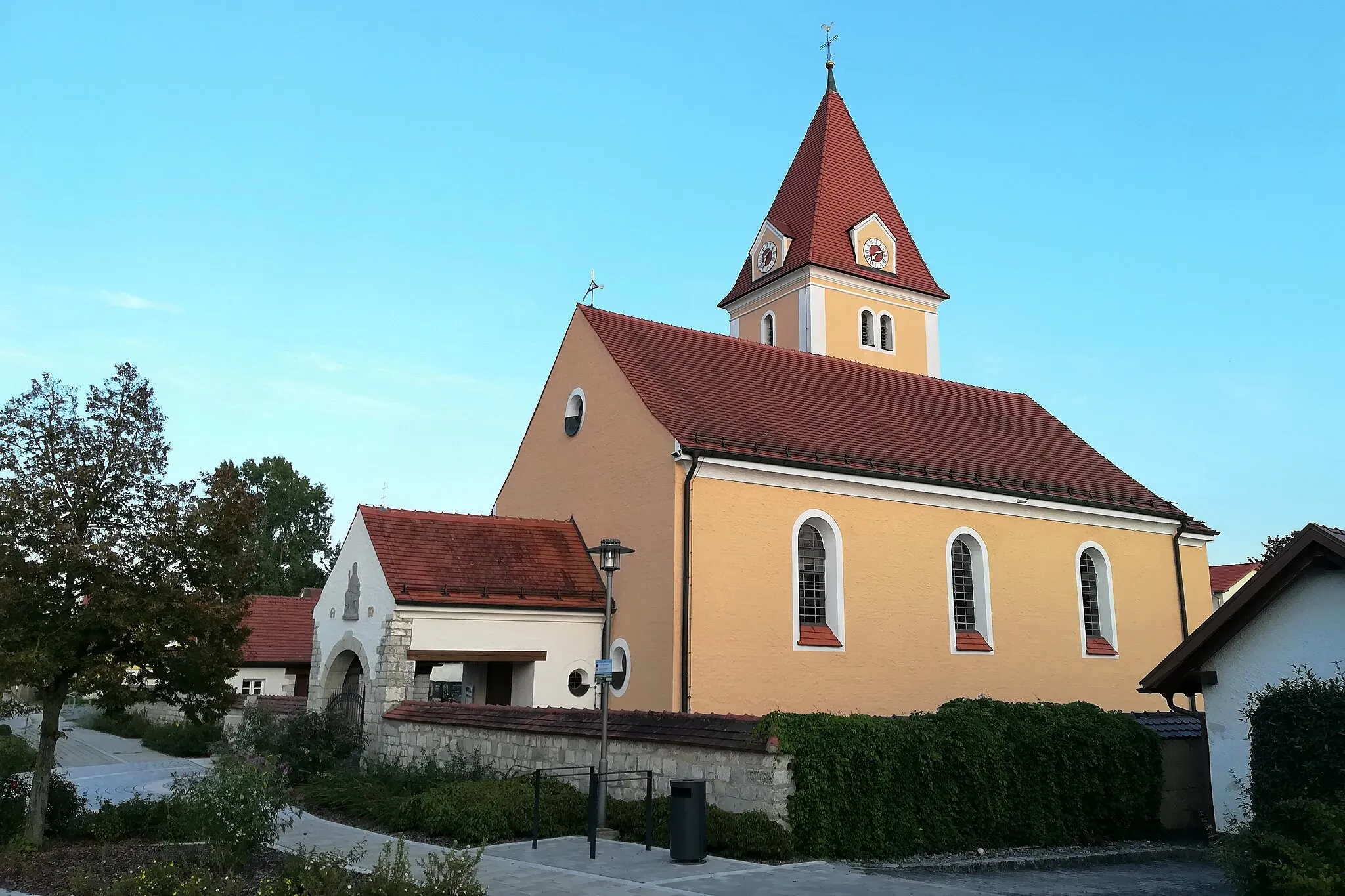 Photo showing: Filialkirche St. Georg. Der gotische Bau der ersten Hälfte des 14. Jahrhunderts wurde in der Barockzeit verändert. Er enthält Fresken des 15. Jahrhunderts.