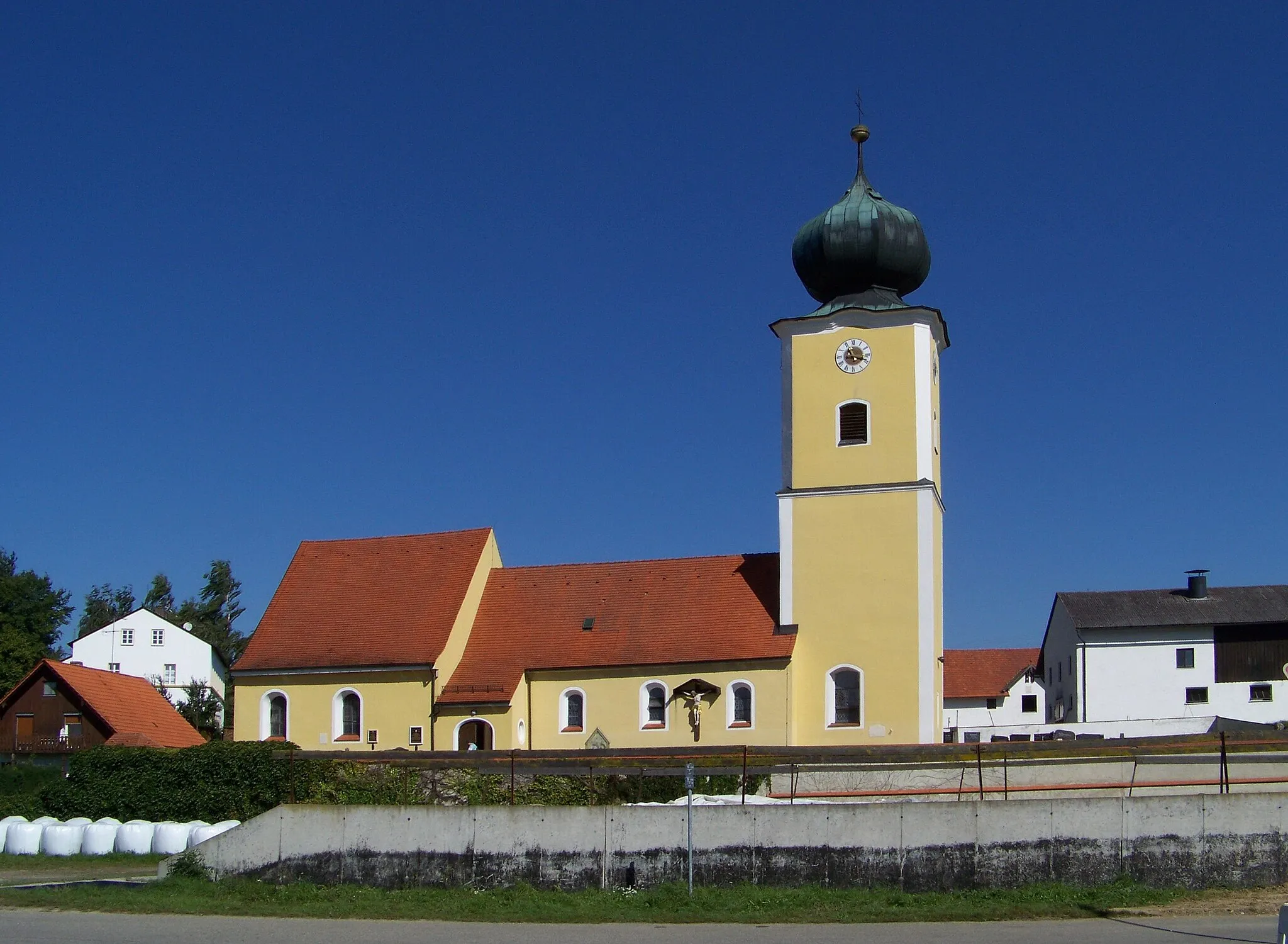 Photo showing: Saal an der Donau. Einmuß. Katholische Kirche Maria Immaculata, Saalkirche mit Satteldach und Kastenchor, 13./14. Jahrhundert, Chorturm mit mächtiger Zwiebelhaube, Obergeschoss barock, Langhaus im 19. Jahrhundert sowie 1921/22 von Theodor Mayer erweitert; mit Ausstattung; Kriegerkapelle, für die Gefallenen beider Weltkriege, kleiner rundbogig geöffneter Halbwalmdachbau mit Okulus, wohl 1920er Jahre.