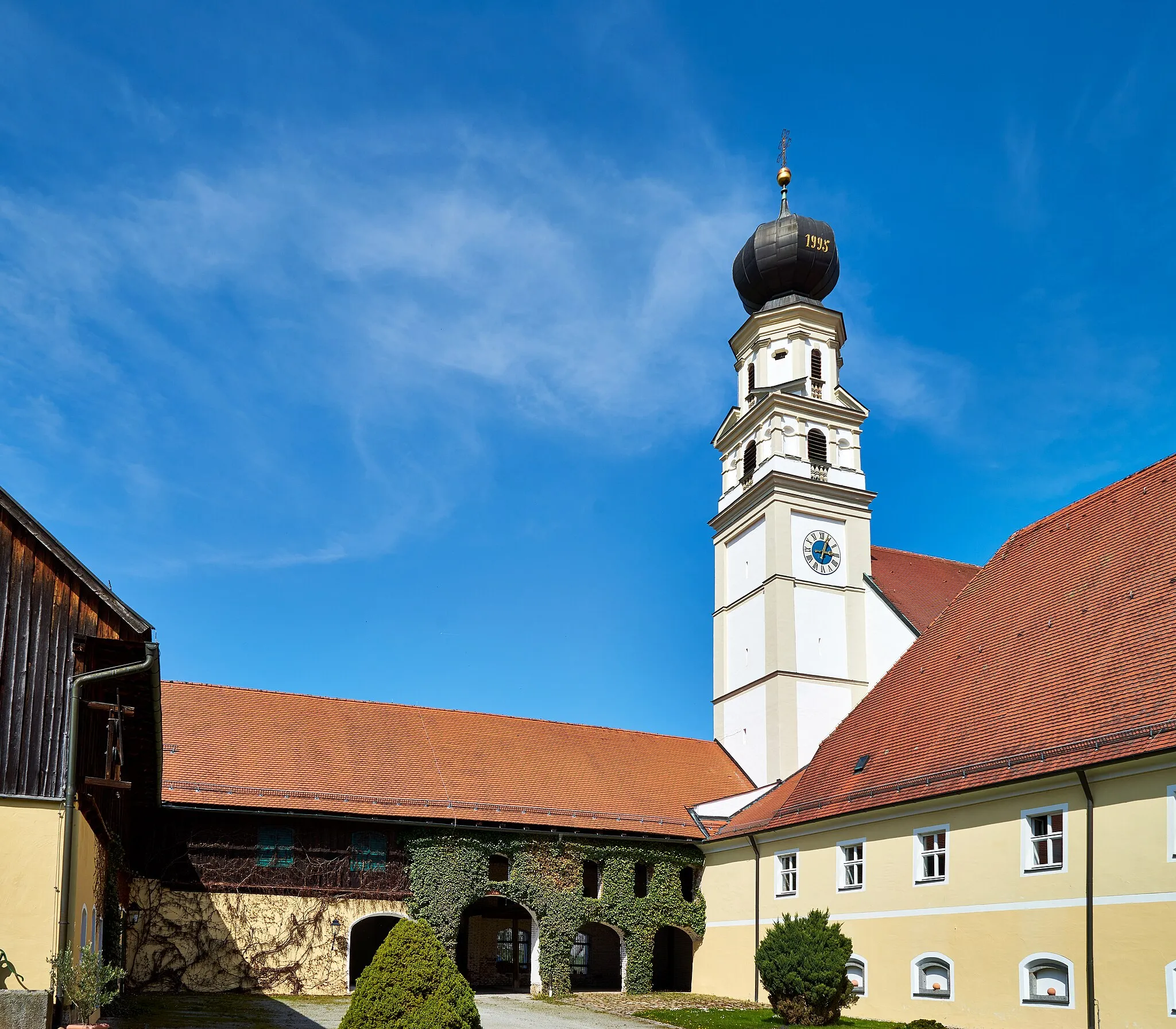 Photo showing: Pfarrkirche Hl. Dreifaltigkeit St. Salvator Bad Griesbach, Ansicht von Südwesten