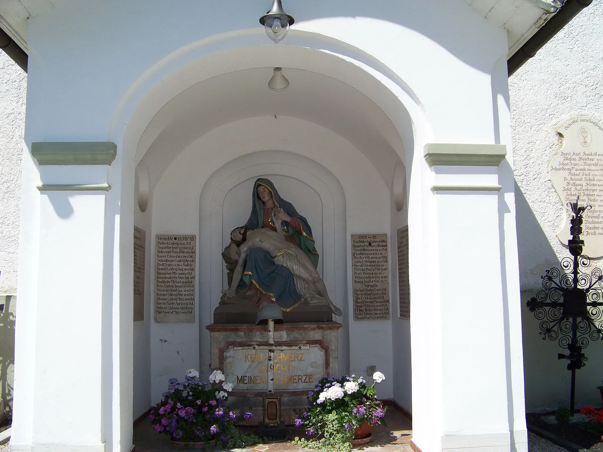 Photo showing: Altenbuch, Dorfplatz 5. Katholische Pfarrkirche St. Rupert.  Altenbuch St. Rupertus. Südöstlich am Langhaus kleine Kriegergedächtniskapelle mit geschwungenem Dach. Auf dem Altartisch Pieta.