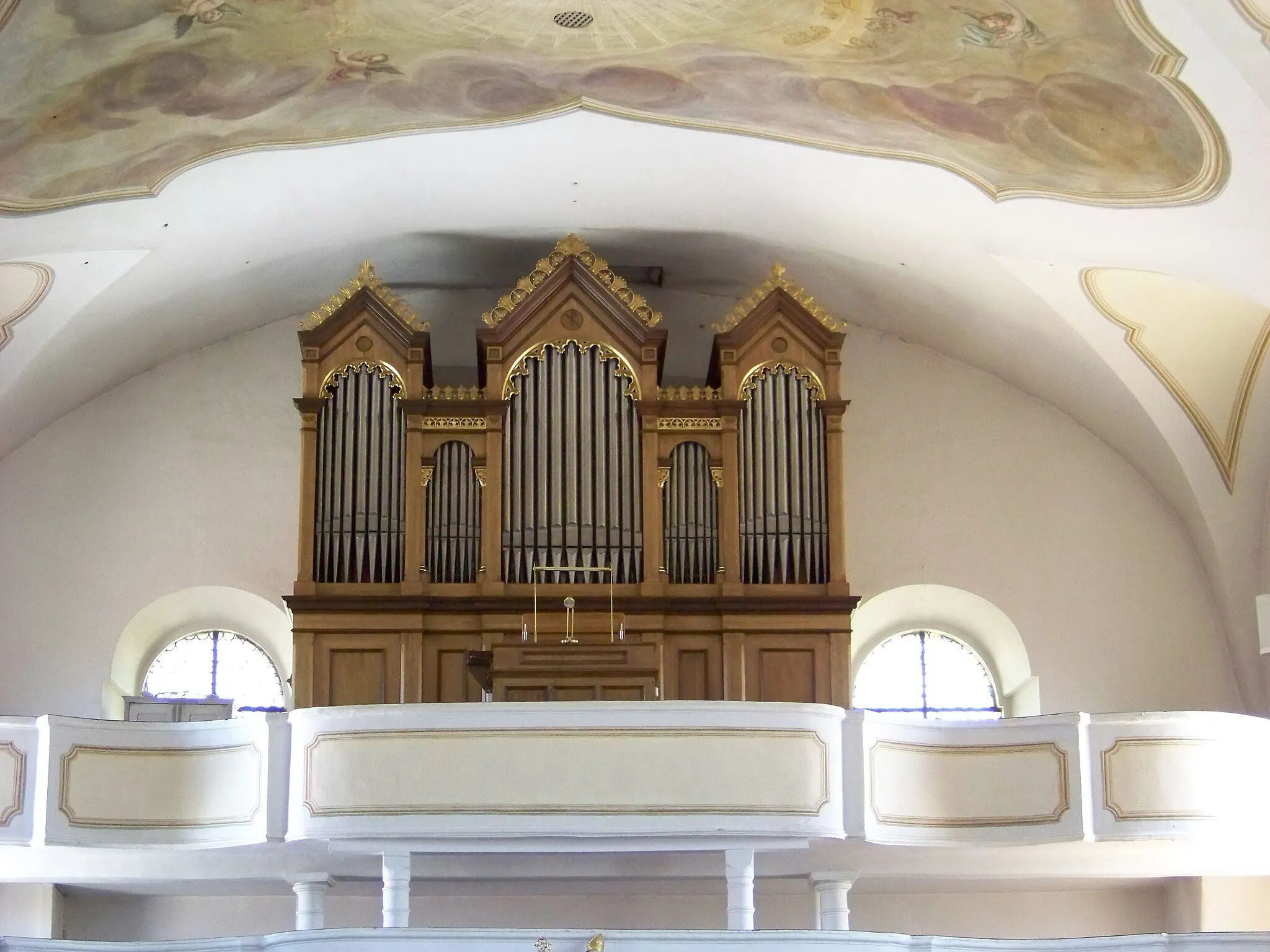 Photo showing: Altenbuch, Dorfplatz 5. Katholische Pfarrkirche St. Rupert. Doppelstöckige, geschweifte Ostempore. Auf der oberen Empore Orgel mit fünfteiligem Prospekt.