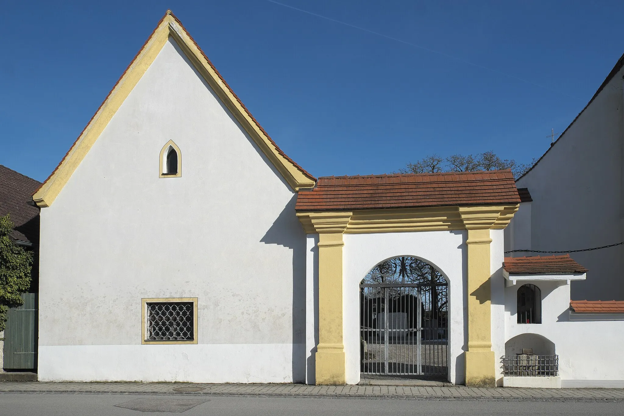 Photo showing: Allerseelenkapelle und Eingang zum Friedhof an der katholischen Pfarrkirche St. Leonhard in Ganacker (Pilsting) im niederbayerischen Landkreis Dingolfing-Landau (Bayern/Deutschland)