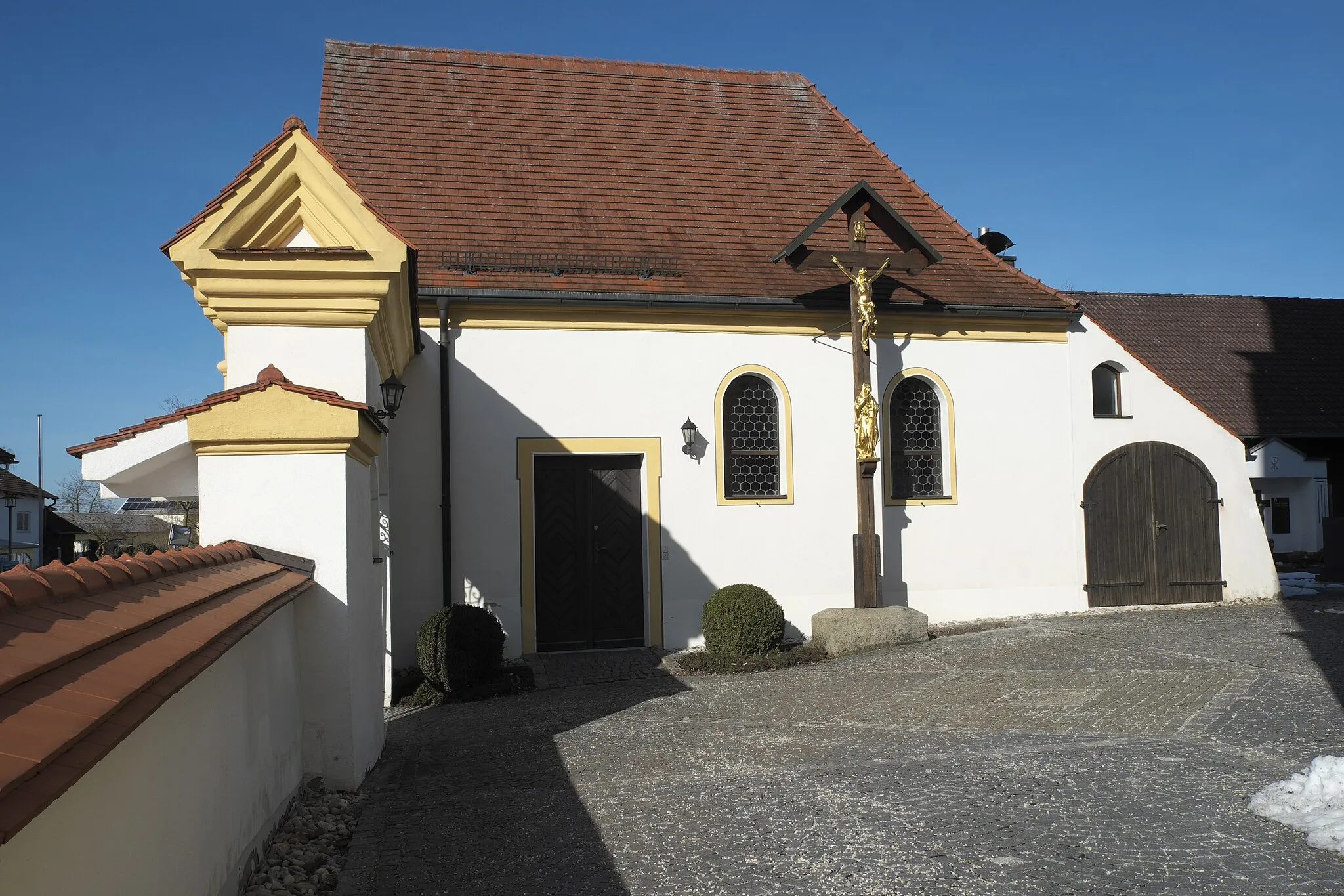 Photo showing: Allerseelenkapelle und Eingang zum Friedhof an der katholischen Pfarrkirche St. Leonhard in Ganacker (Pilsting) im niederbayerischen Landkreis Dingolfing-Landau (Bayern/Deutschland)