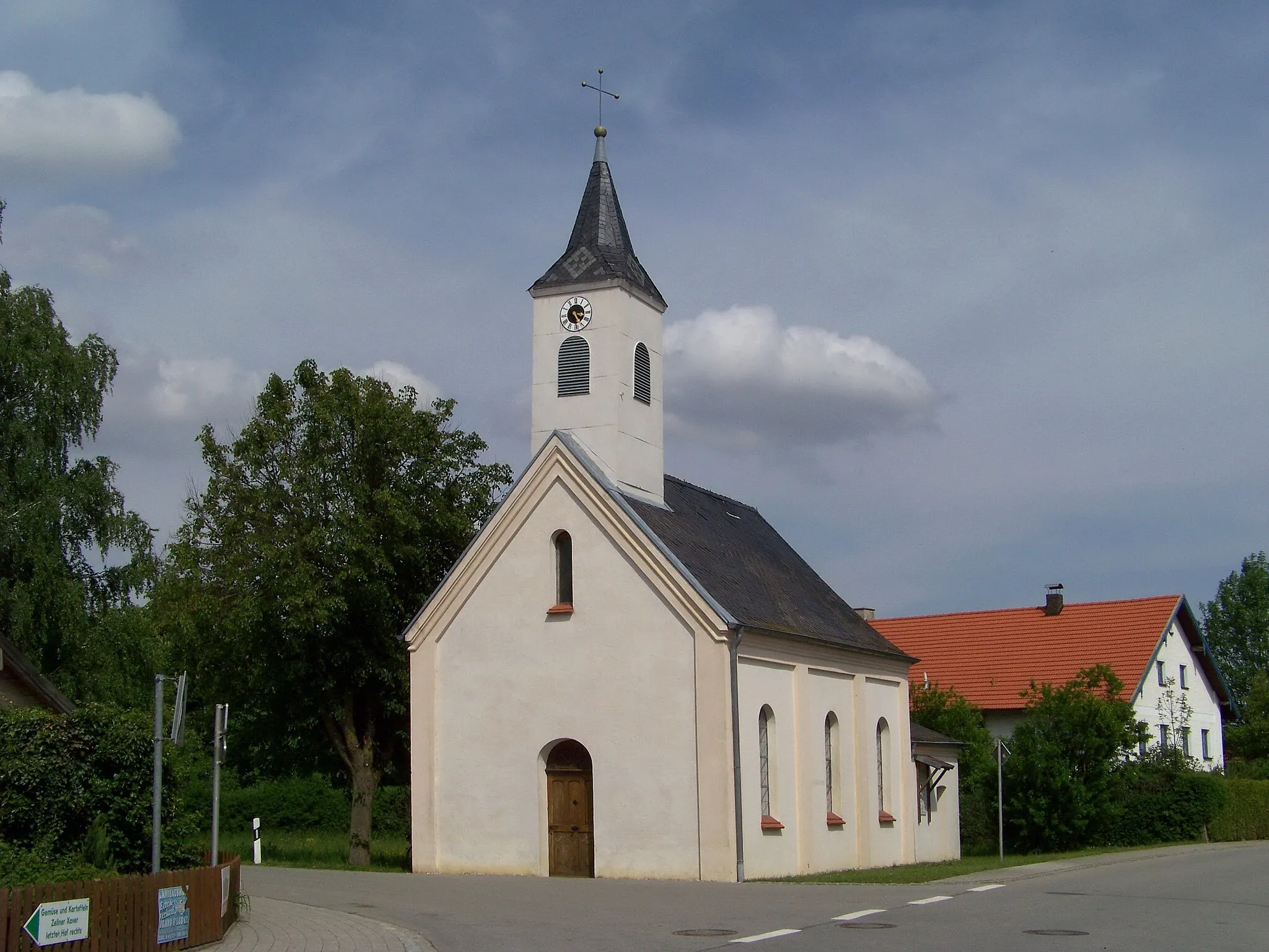 Photo showing: Wallersdorf, Haidenkofen. Kapelle St. Achatius, historisierender Satteldachbau mit Dachreiter, erbaut 1886 anstelle einer Schlosskapelle; mit Ausstattung.