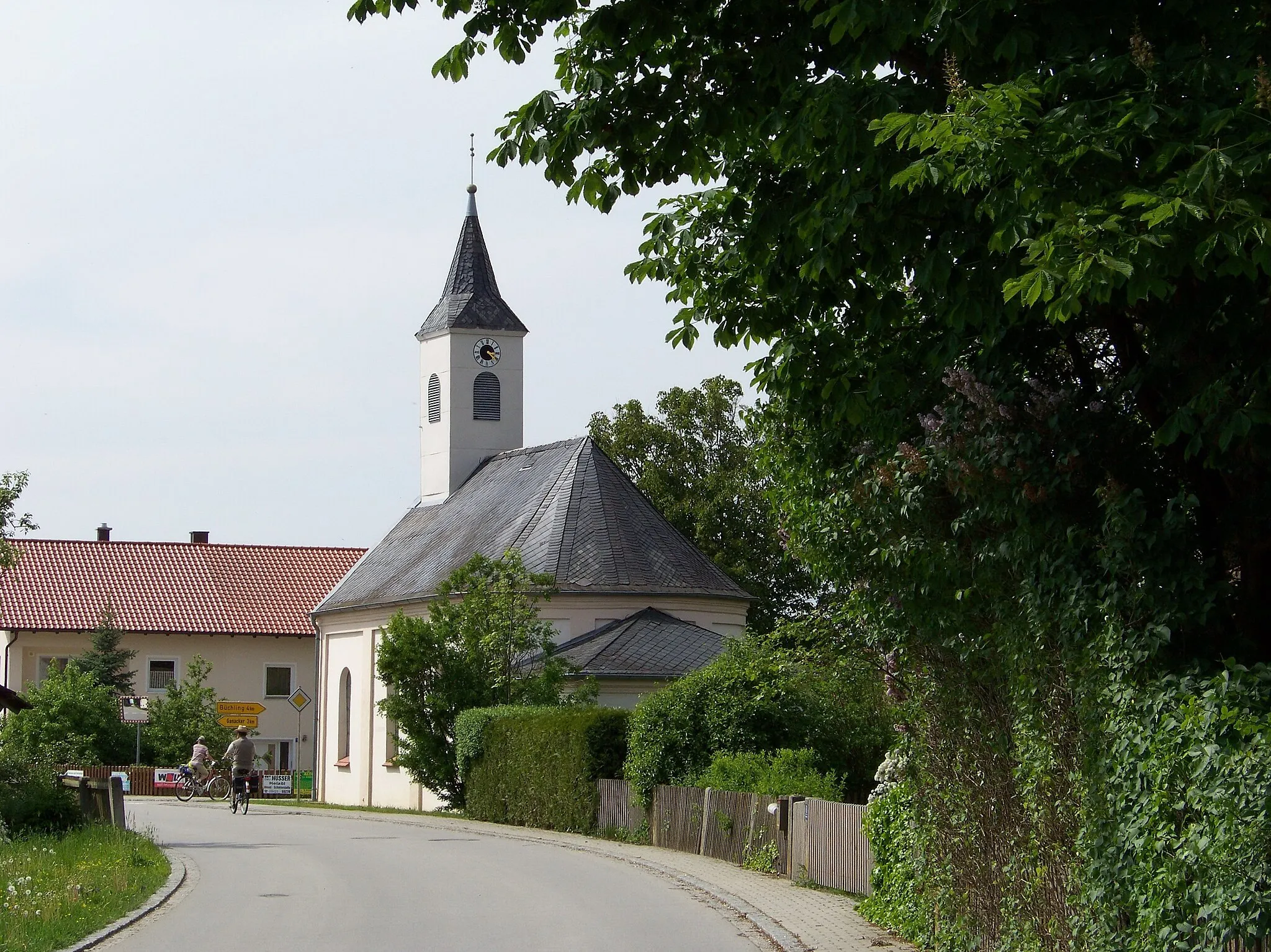 Photo showing: Haidenkofen. Kapelle St. Achatius. historisierender Satteldachbau mit Dachreiter.
Erbaut 1886 anstelle einer 1637 errichteten Schlosskapelle; mit Ausstattung.