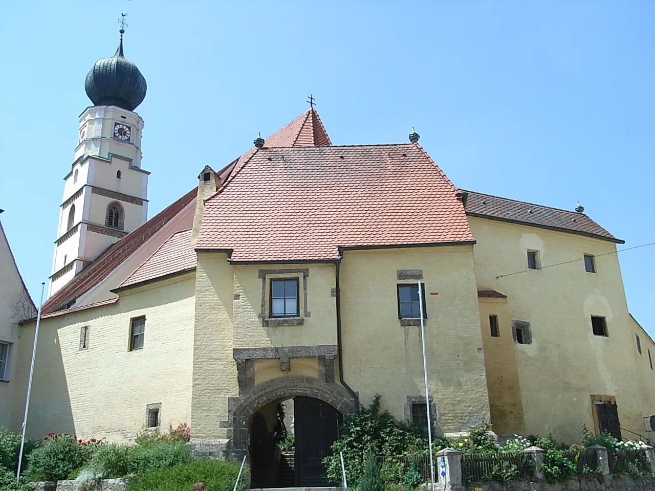 Photo showing: Kößlarn, Holy Trinity Parish Church and fortifications from north-east.