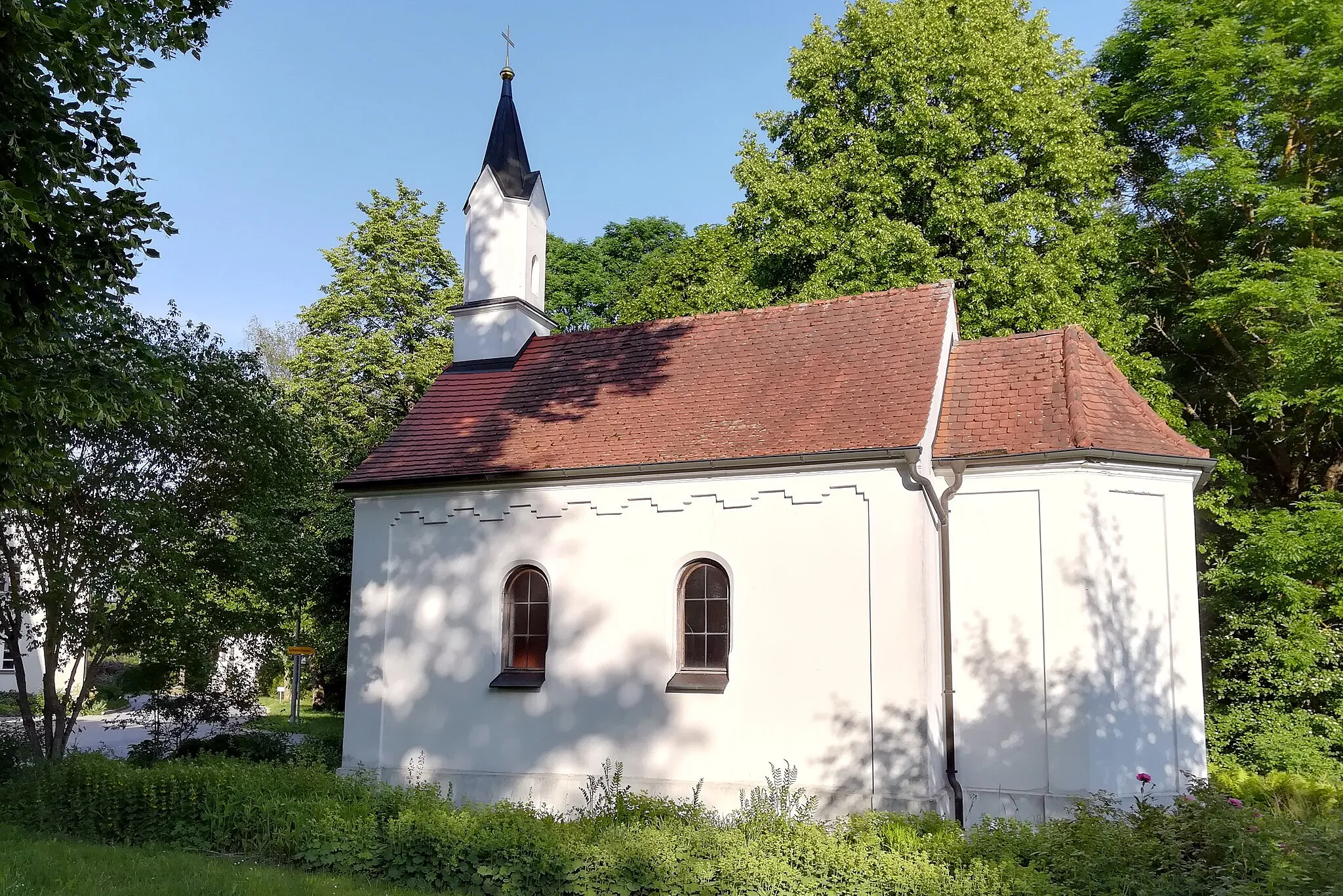 Photo showing: Giebelständiger Kapellenbau mit Dachreiter, neugotisch, bezeichnet „1871“