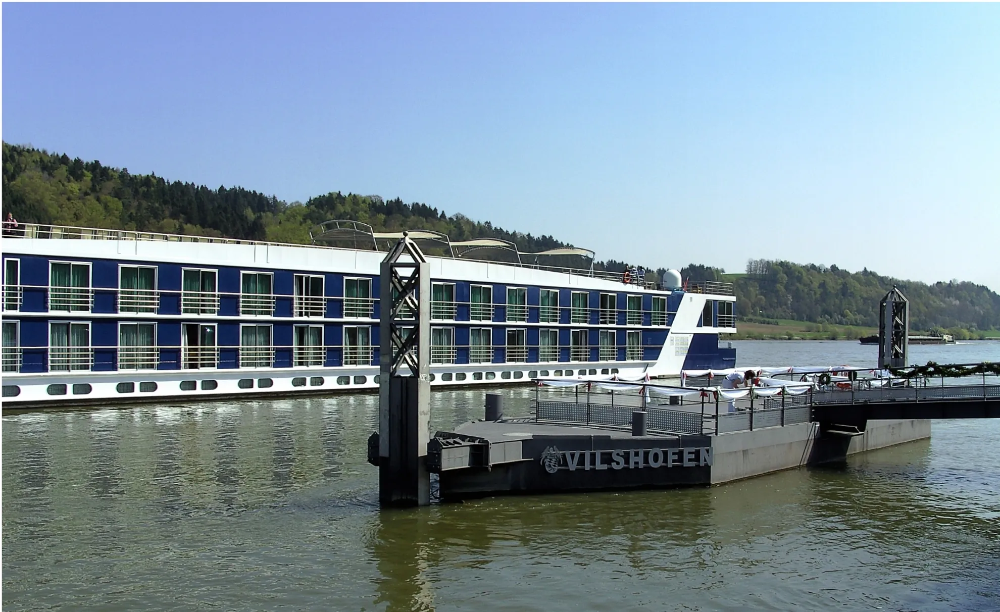 Photo showing: A River-Cruise ship at the Gangways in Vilshofen a.d. Donau, Bavaria, Germany.