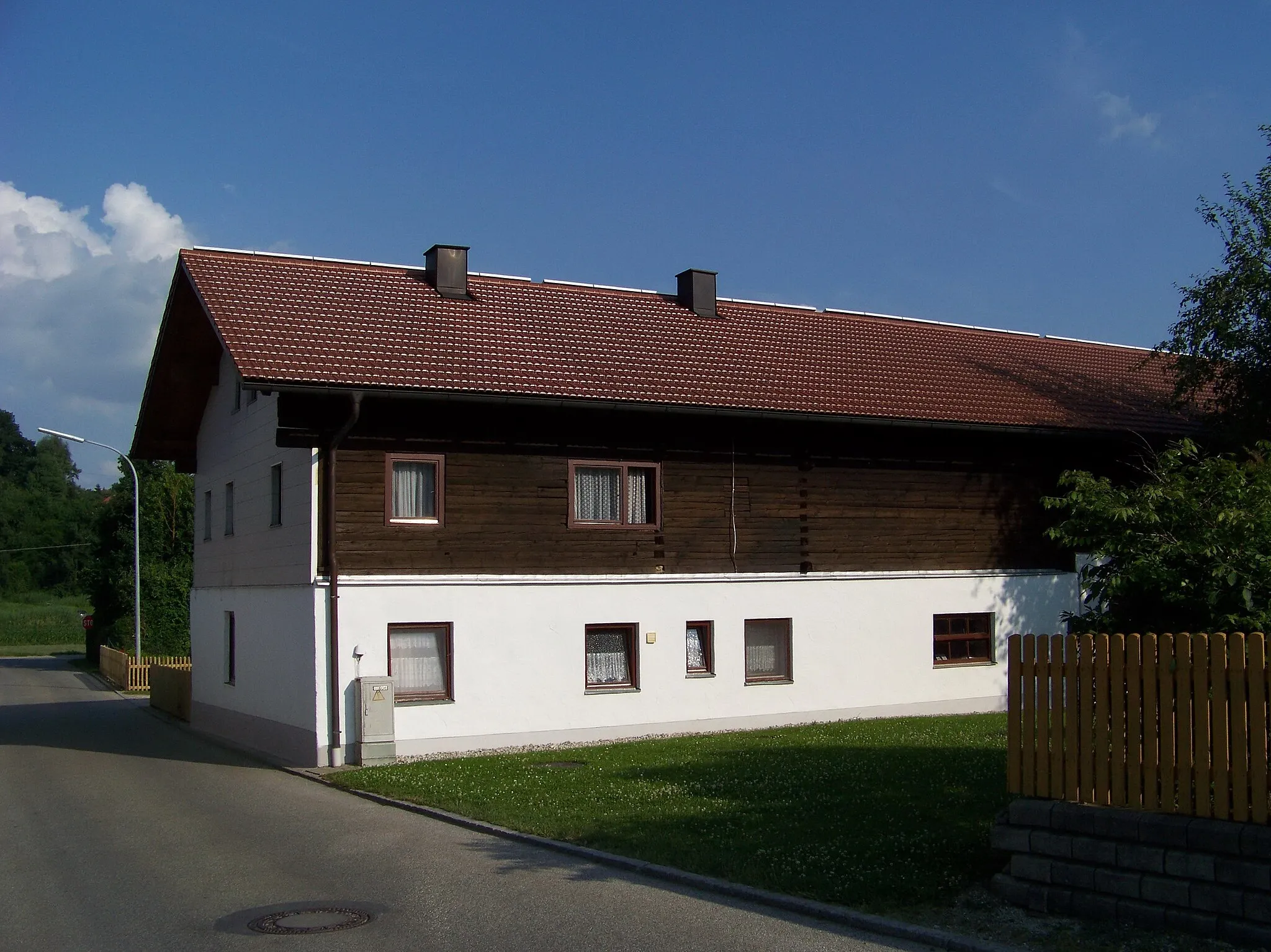 Photo showing: Postau, Oberköllnbach, Armannsberger Straße 1. Wohnstallhaus. Zweigeschossiger Flachsatteldachbau, mit Blockbau-Obergeschoss, von 1849.