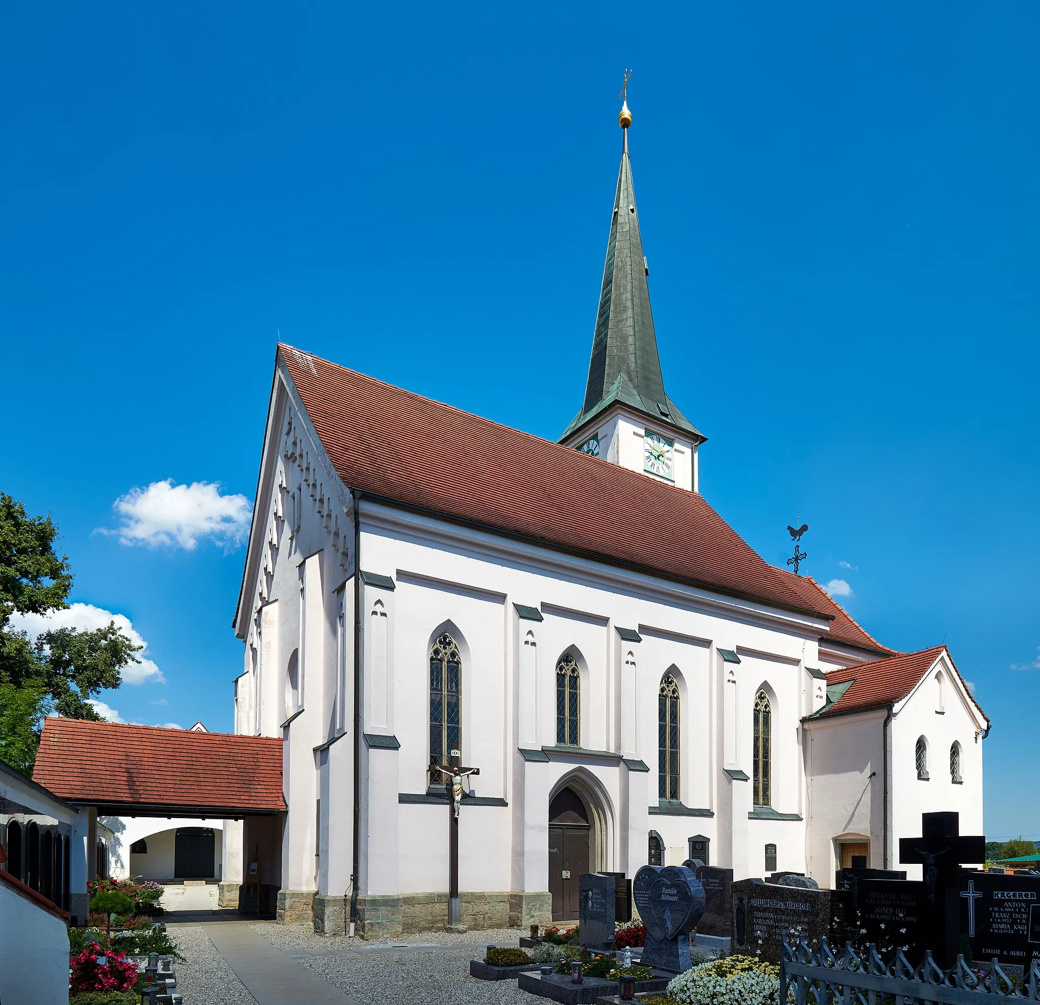 Photo showing: Katholische Kirche St. Laurentius, einschiffige Anlage, neugotisch, 1878, eingezogener Chor im Kern 15. Jahrhundert; mit Ausstattung, Ansicht von Südwesten