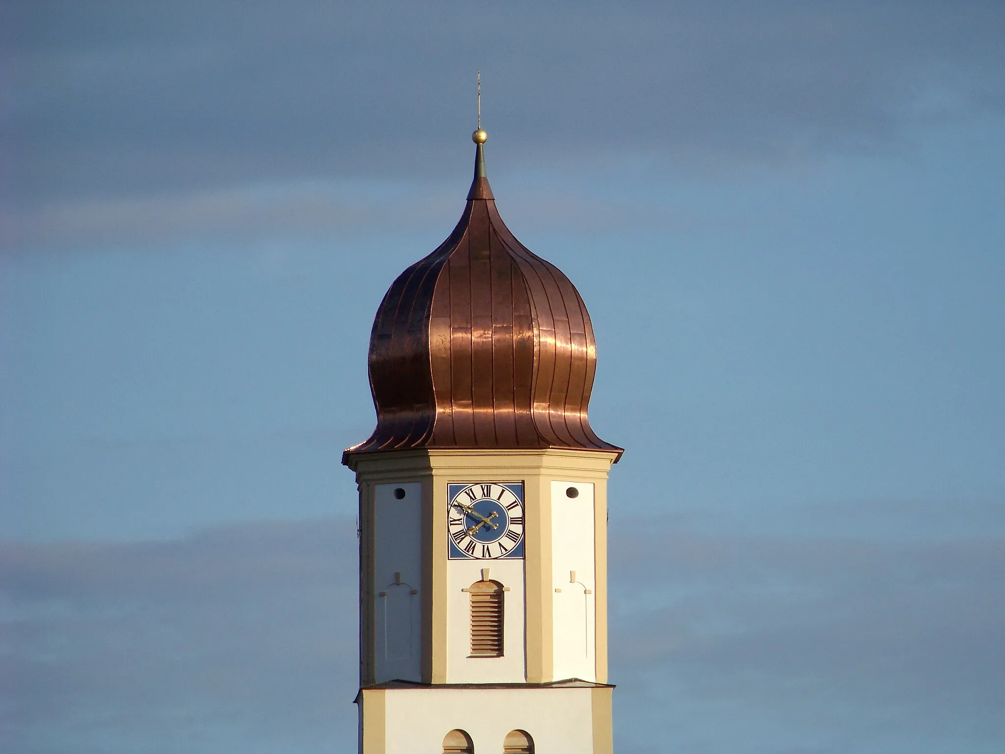 Photo showing: Andermannsdorf, Kirche St. Andreas. Der Turm steht an der Nordseite des Chores. Sein älterer Unterbau ist nahezu quadratisch. Im oberen Drittel des Unterbaues, der äußerlich keine Geschoßtrennung zeigt, ist der Turm an der Ost-, Süd- und Nordseite mit je einem romanischen Rundbogenfries zwischen Lisenen geziert. Die alten Schallöffnungen 
sind rundbogig, gepaart. Der barocke Oberbau ist achtseitig und trägt eine Kuppel.