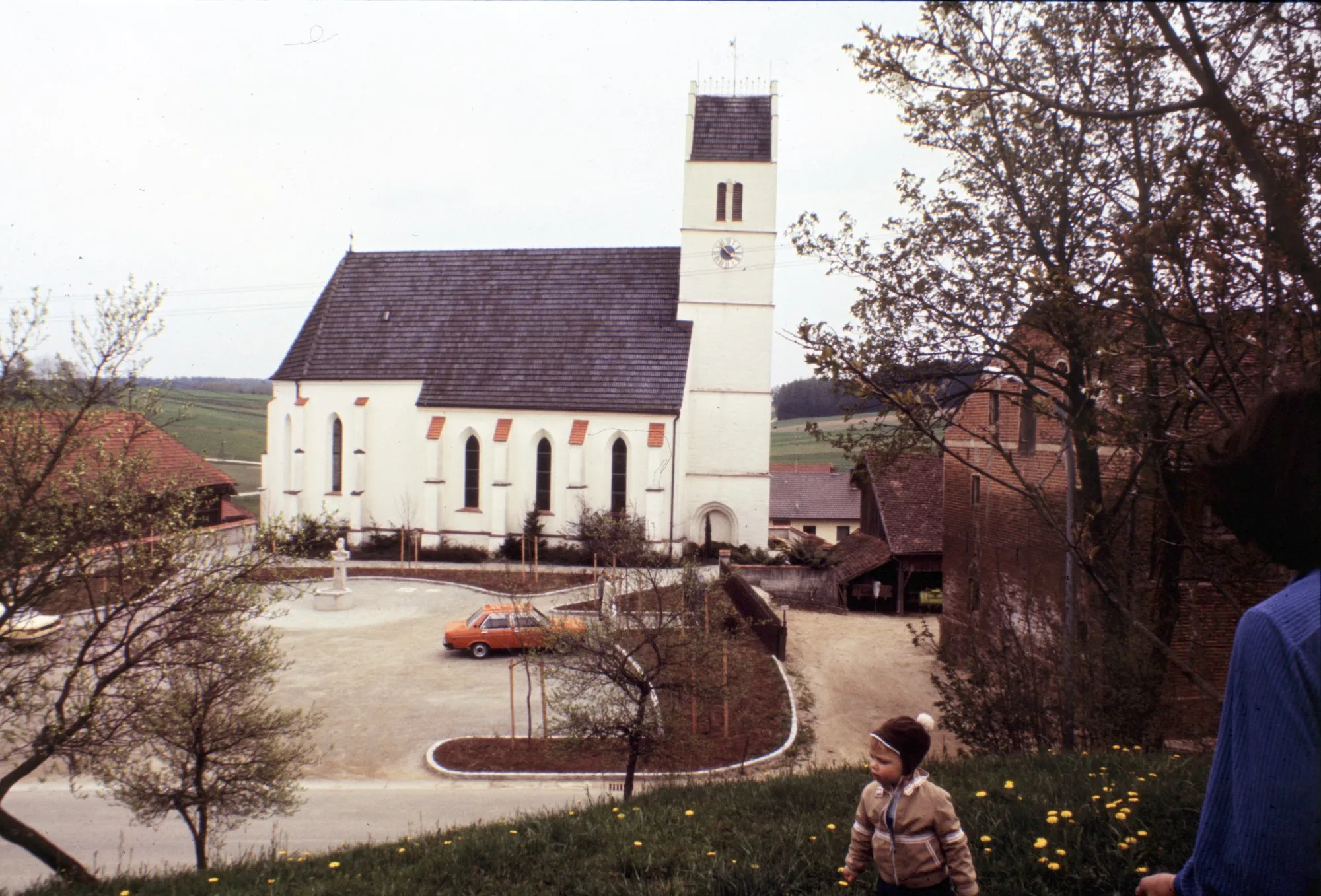 Photo showing: Zell, Kirche St. Ulrich mit saniertem Vorplatz nach Abriss der Volksschule