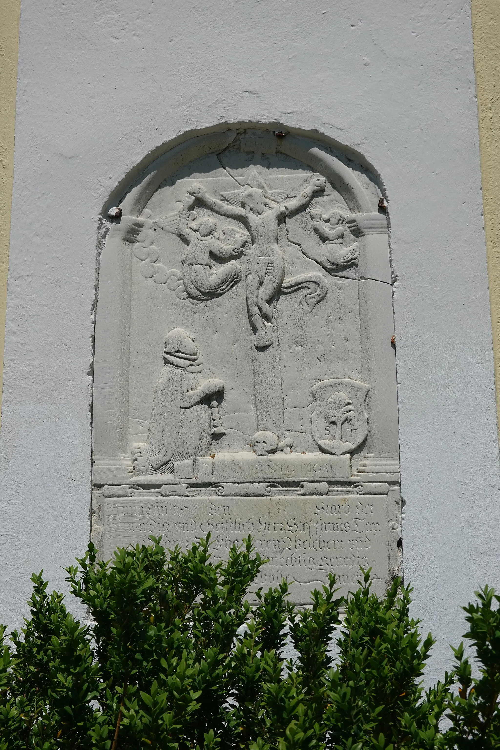 Photo showing: Epitaph an der Außenwand der Kirche Mariä Himmelfahrt in Mariakirchen.