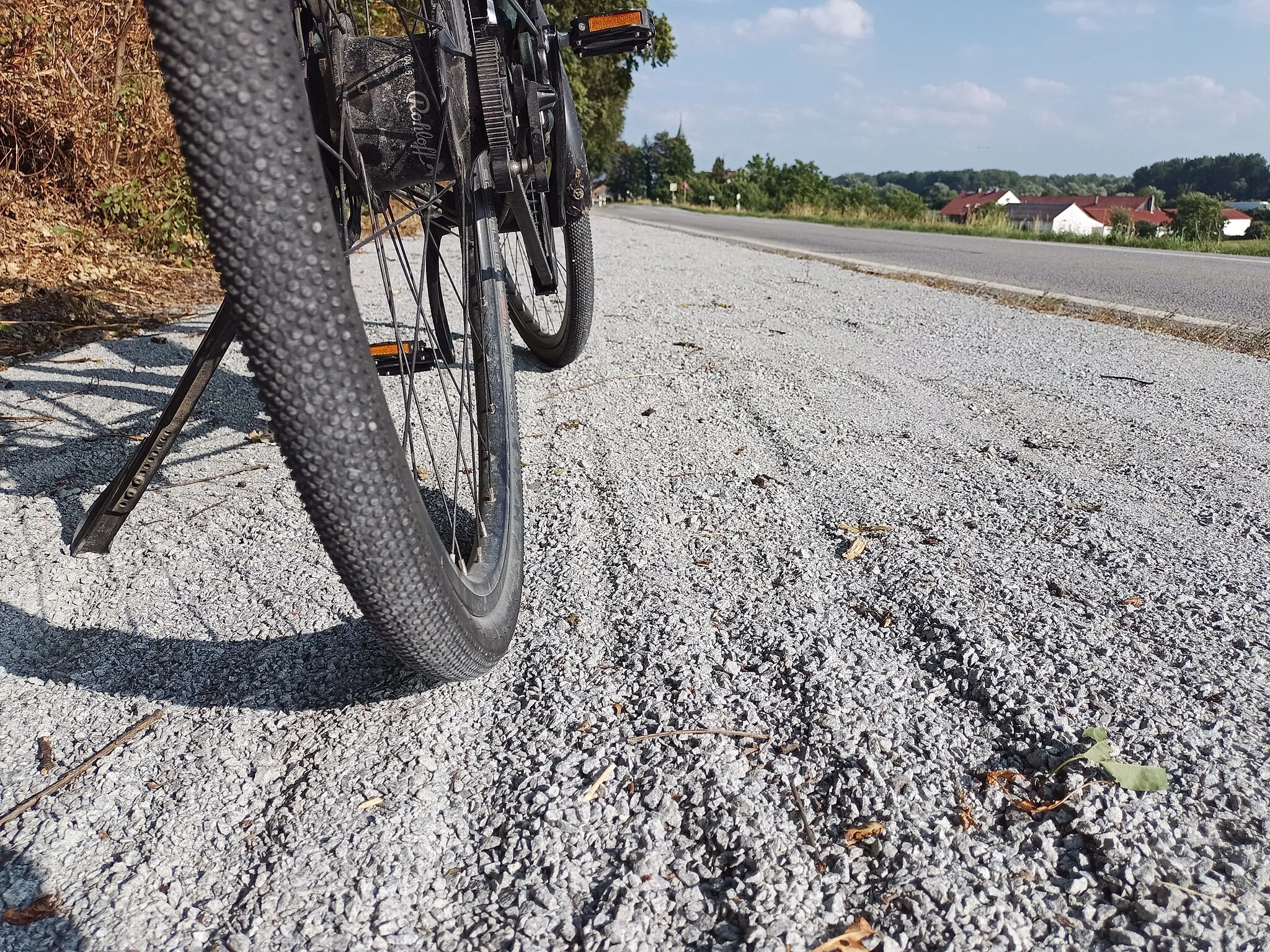 Photo showing: Weg Oberfläche aus feinem Granitbruch (ca. 5-8mm), Fahrräder hinterlassen Spuren, mit Trekkingrad (Bereifung 40/622) ok zum befahren, leichtes einsinken erfordert etwas mehr Krafteinsatz