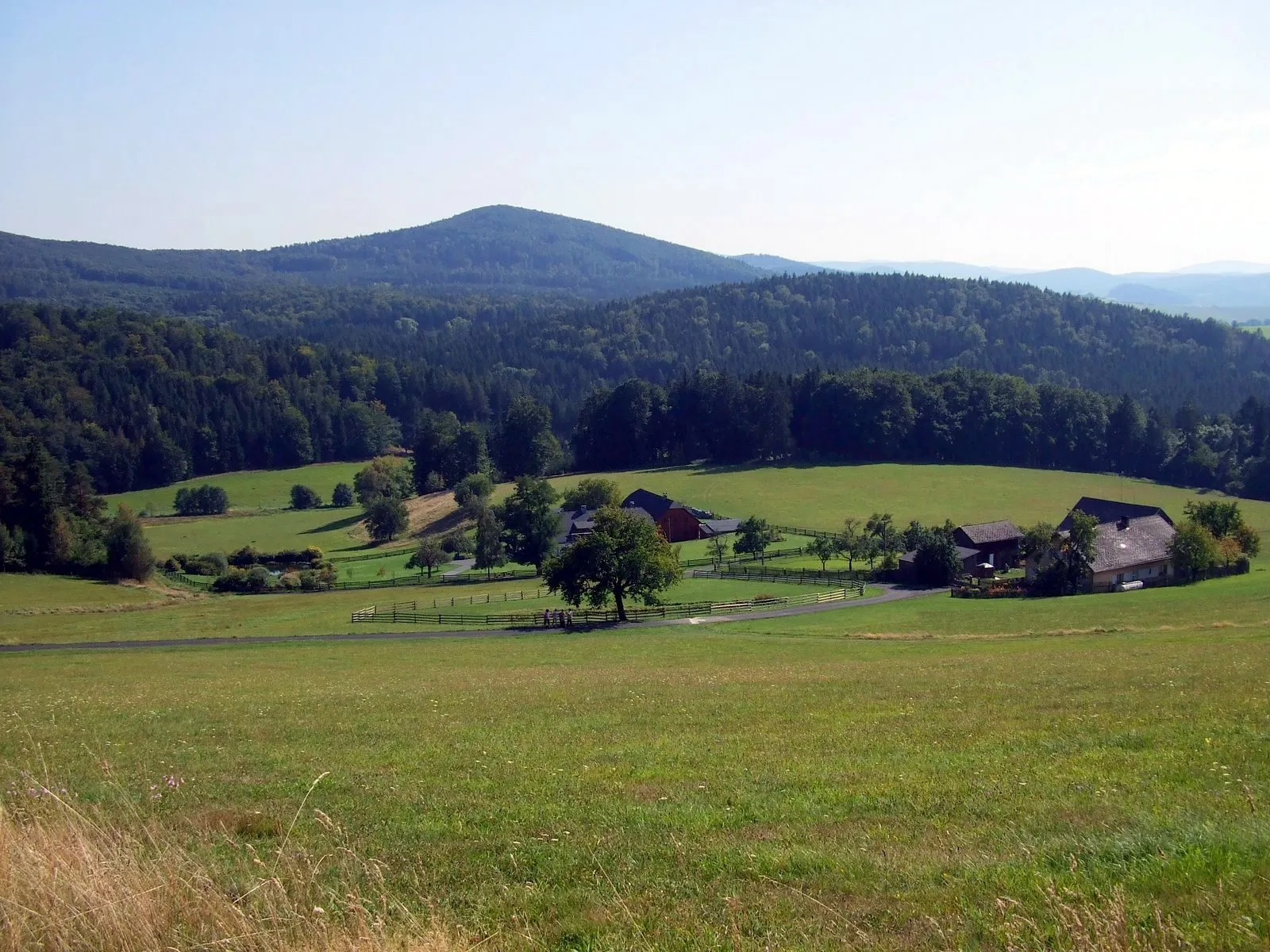 Photo showing: pohled ze Šteflí směrem na kopec Jezvinec