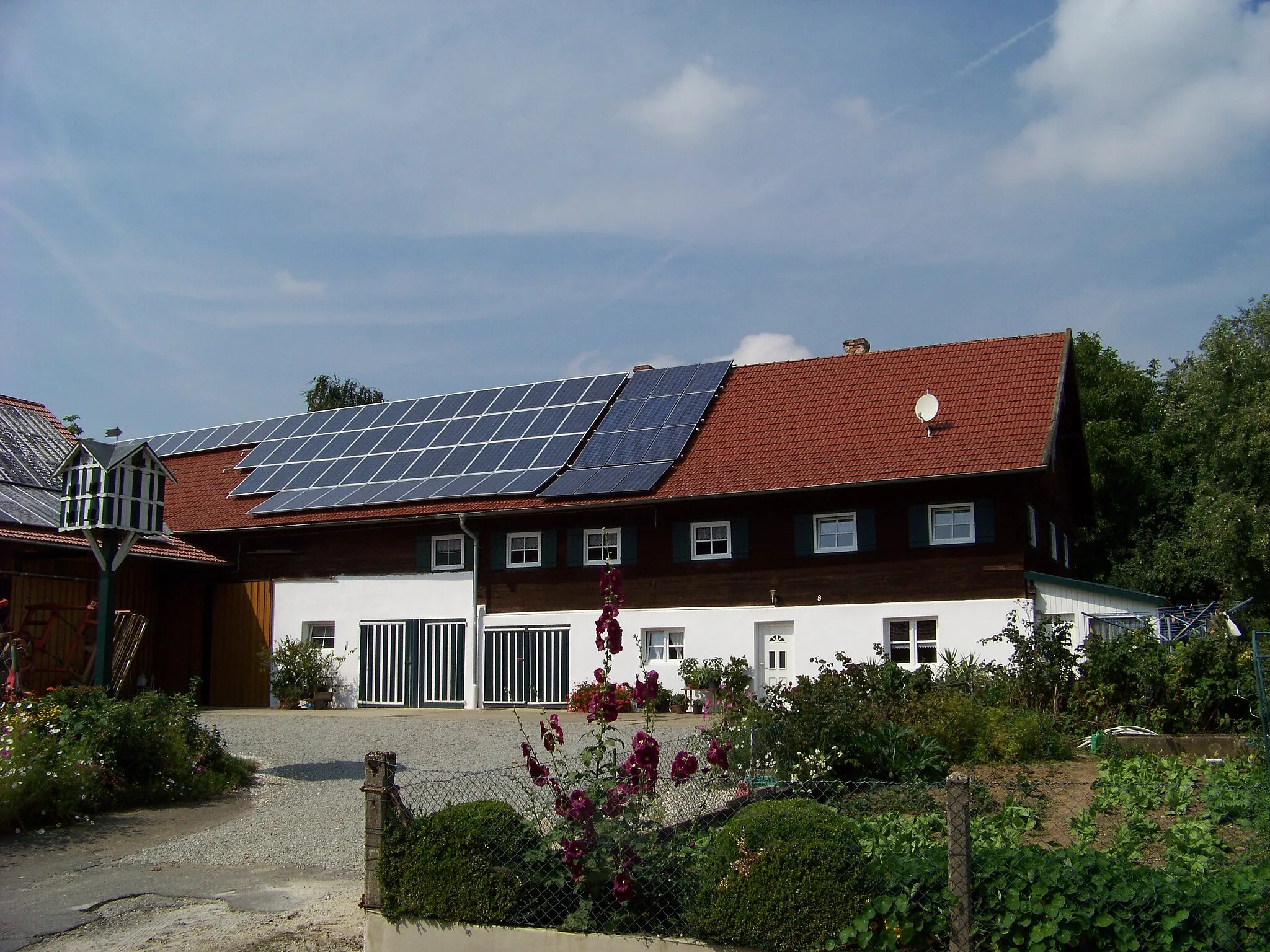 Photo showing: Leiblfing, Eschlbach 8. Bauernhaus. Im Obergeschoss Blockbau mit Fensterläden, Anfang 19. Jahrhundert, Dach später. Im Hof freistehender Taubenkobel in den Farben des Hauses.