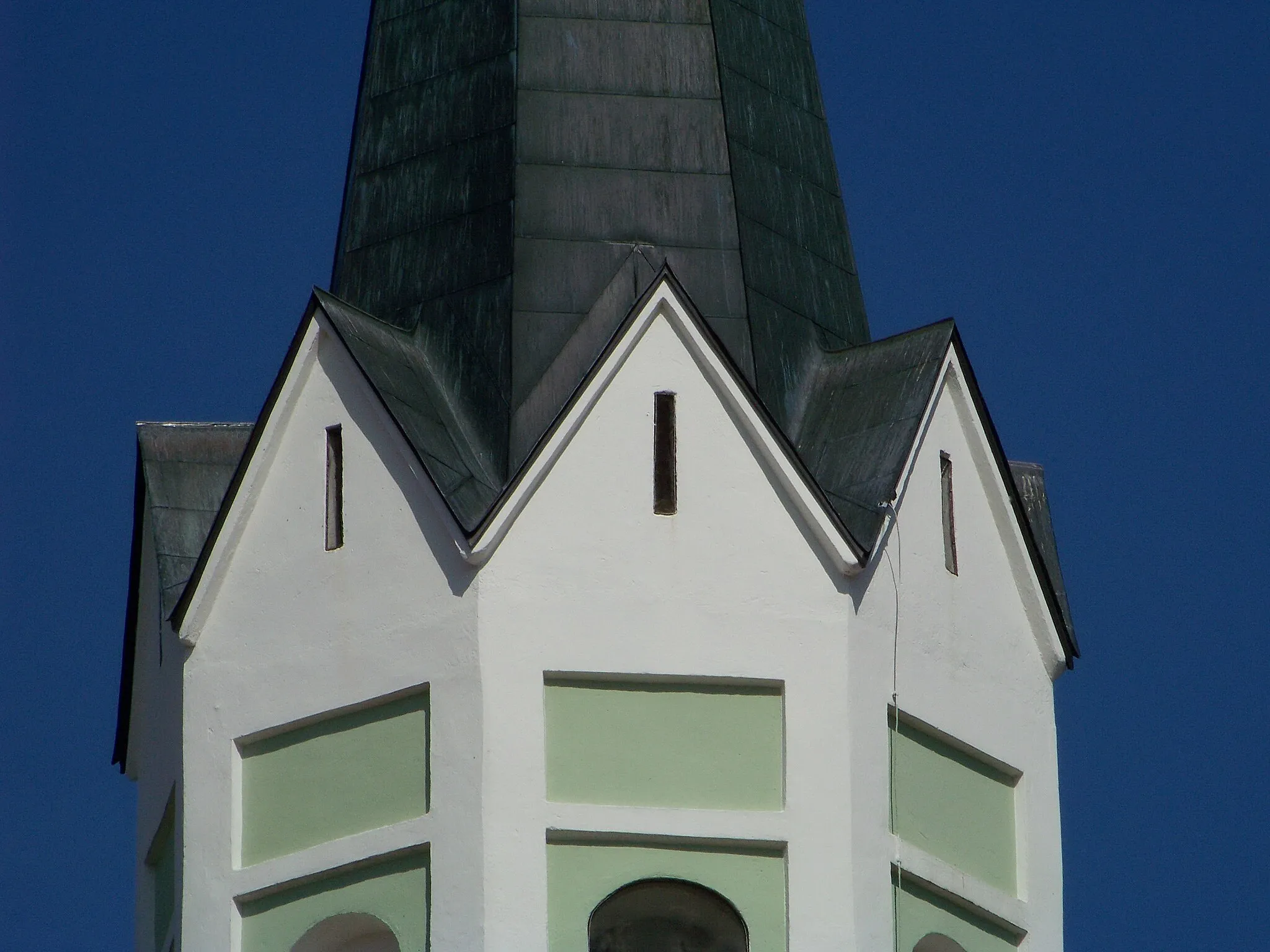 Photo showing: Hohenthann, Schmatzhausen. Kirche St. Katharina. Der Turm hat einen quadratischen, mit Spitzbogenblenden belebten Unterbau und einen verhältnismäßig hohen achtseitigen Oberbau mit einem modernen Spitzhelm über acht Giebeln.