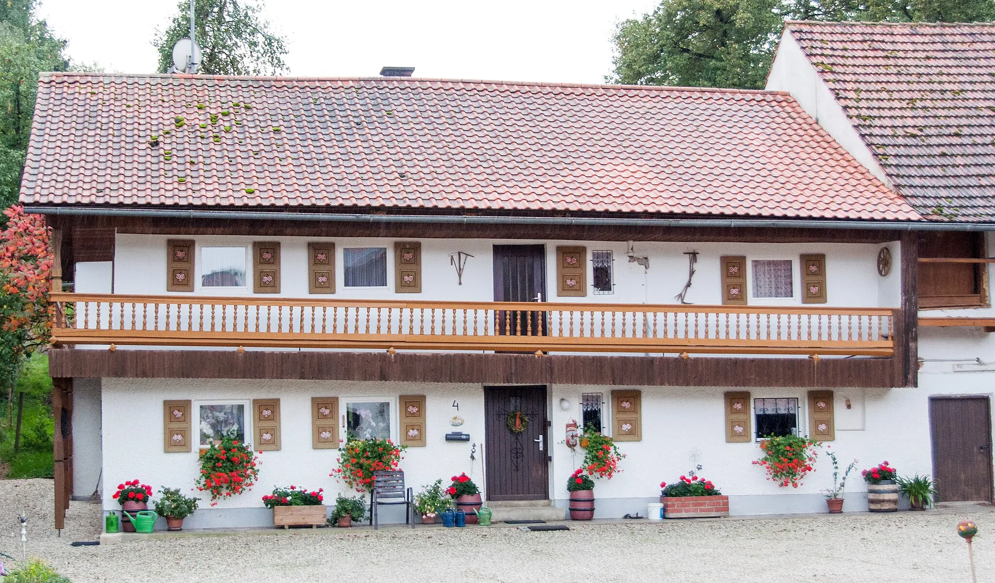 Photo showing: Bauernhaus, verputzter Blockbau mit zwei Schroten und Flachsatteldach, im Kern Ende 18. Jahrhundert.