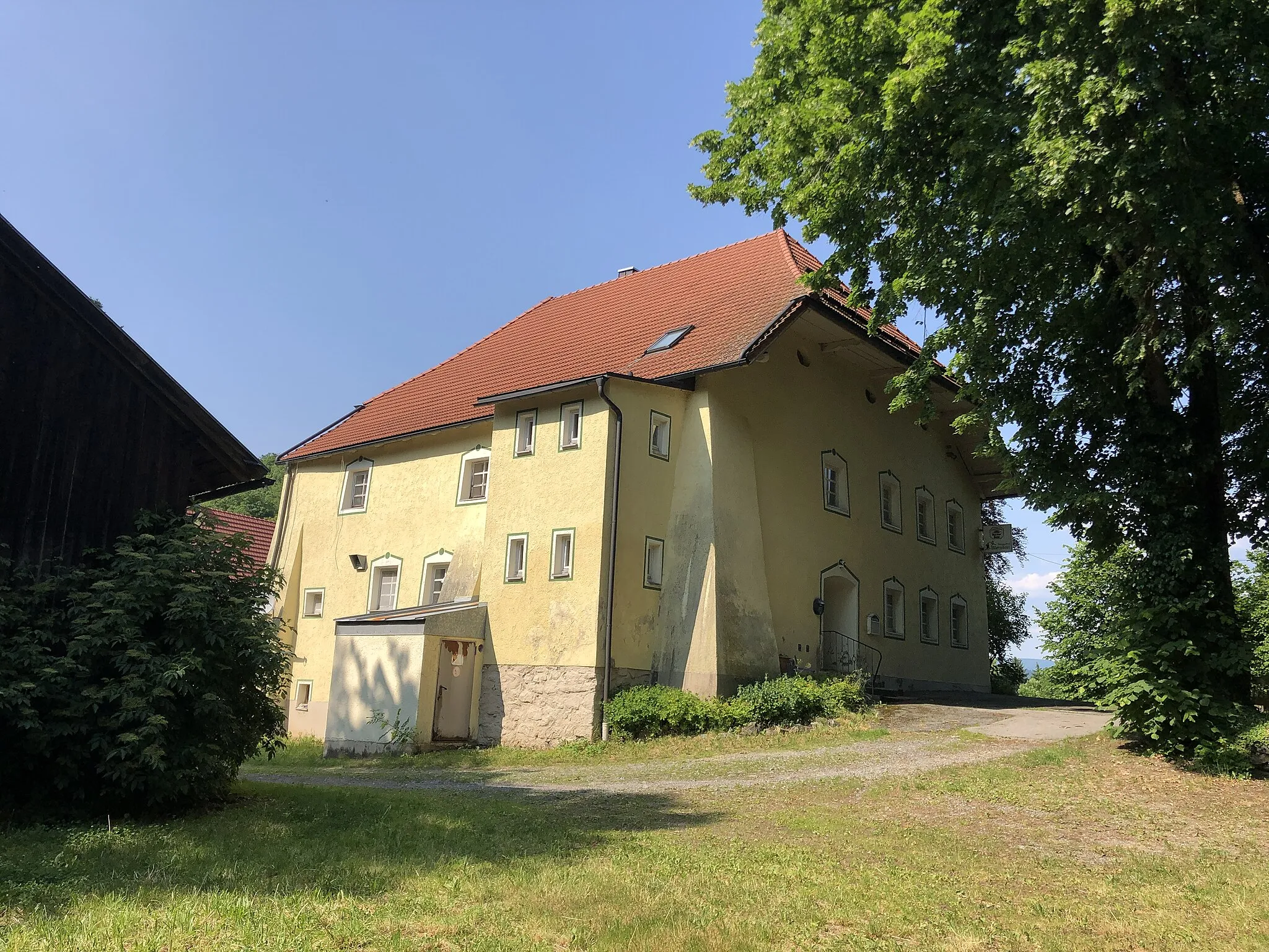 Photo showing: Ehemaliger Gasthof Schlosswirt beim Schloss Bärnstein im Landkreis Freyung Grafenau. Blick nach Norden.