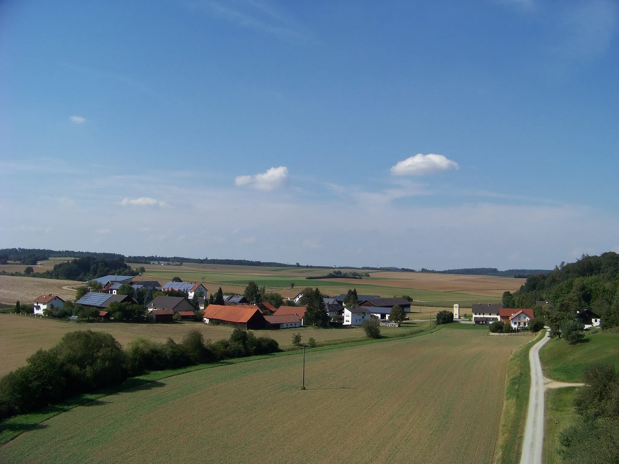 Photo showing: Penk, Ortsteil von  Bayerbach bei Ergoldsbach. Das Bild wurde von einer Hebefühne aus ca. 30 Meter Höhe aufgenommen.