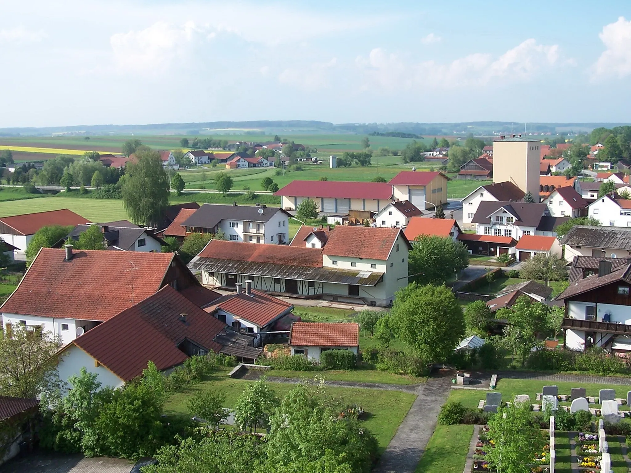 Photo showing: Laberweinting, Hofkirchen. Blick vom Kirchturm über Hofkirchen nach Norden in Richtung Osterham.