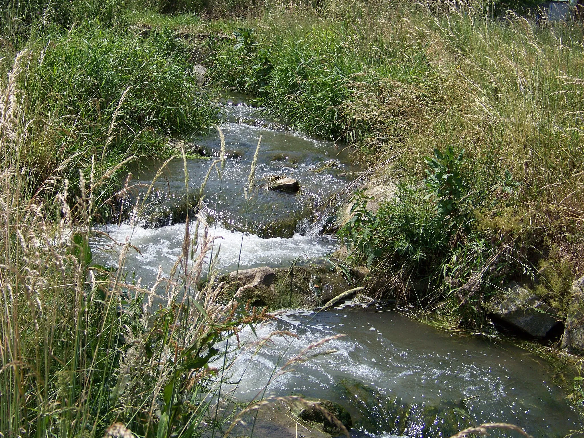 Photo showing: Laberweinting, Haimelkofen. Fischtreppe im Bayerbach vor Haimelkofen. Im Jahre 2009 wurde das Stauwehr der alten Mühle, der sogenannte Mühlschuss entfernt und mit Flussbausteinen zu einer Fischtreppe umgestaltet.