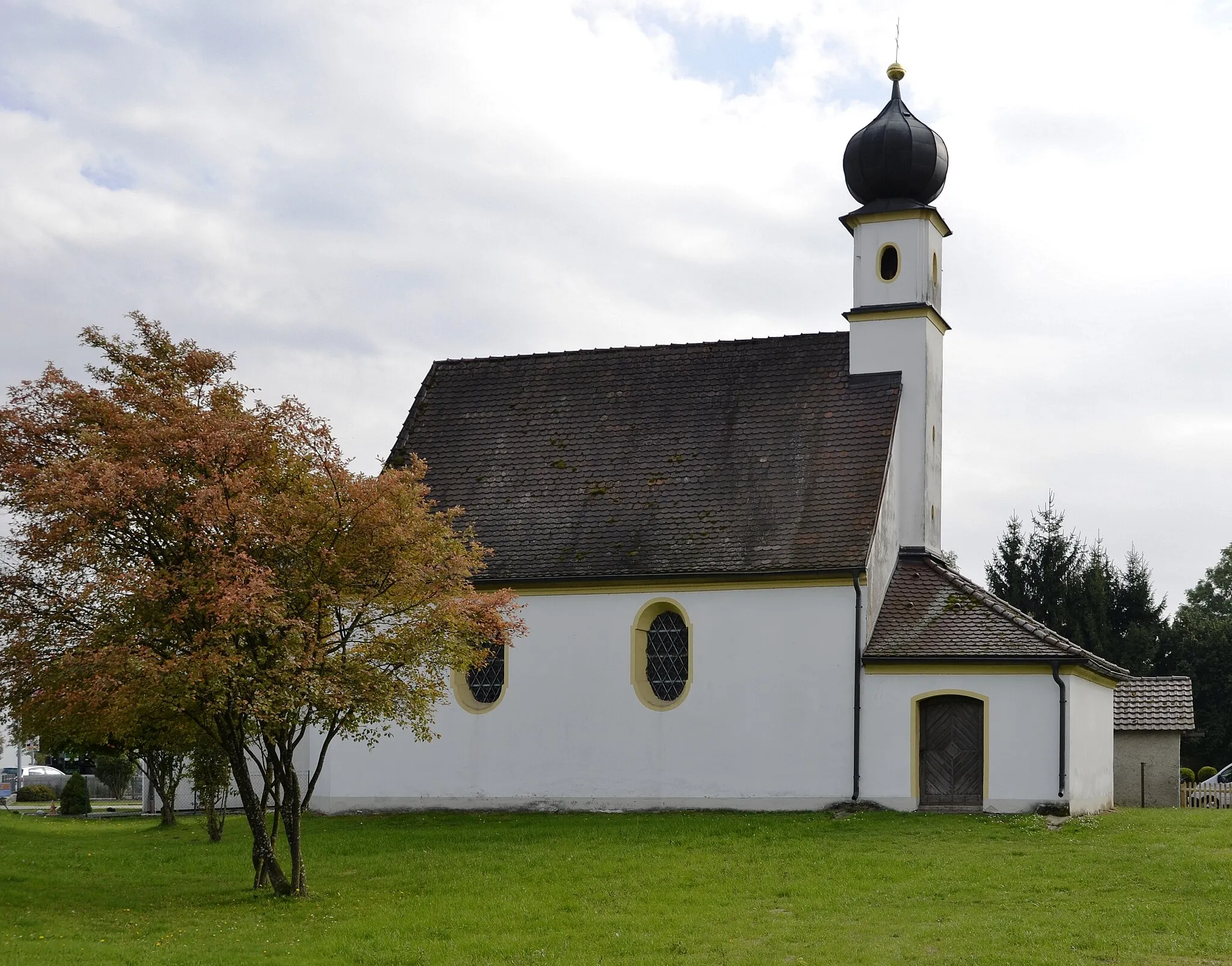 Photo showing: Die Kapelle St. Johannes der Täufer (Bundesstraße 43) in Langenisarhofen/Moos.