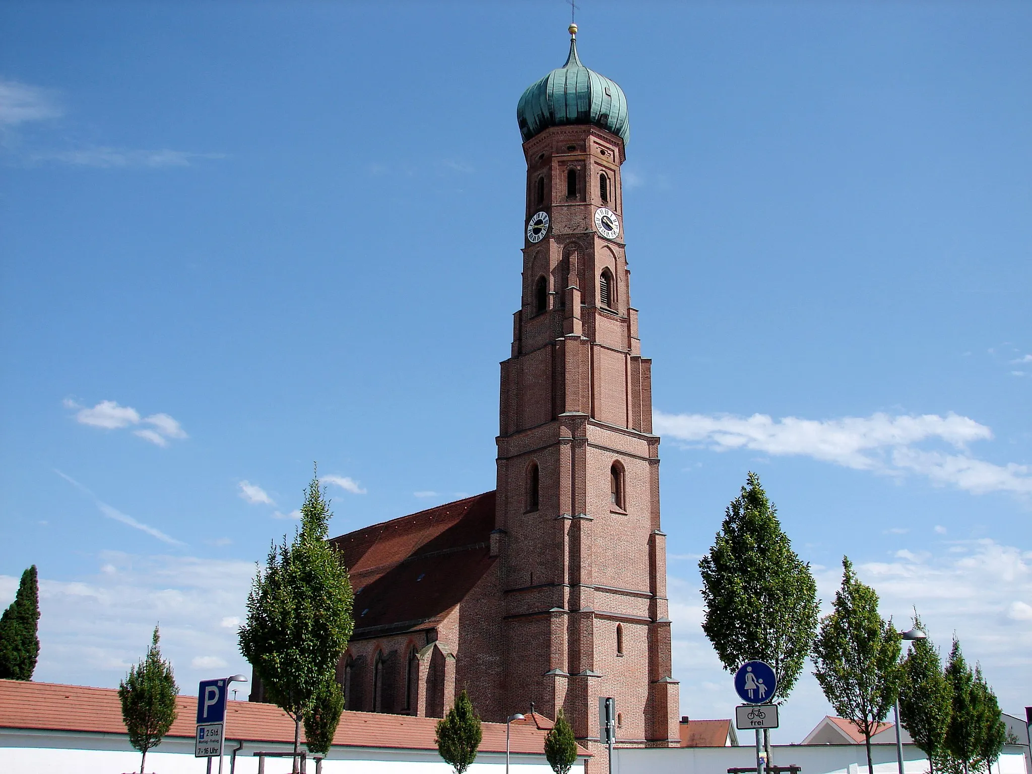 Photo showing: Die Stadtpfarrkirche Mariä Himmelfahrt in Vilsbiburg im niederbayerischen Landkreis Landshut ist ein spätgotischer Kirchenbau, der im Laufe des 15. Jahrhunderts errichtet wurde.