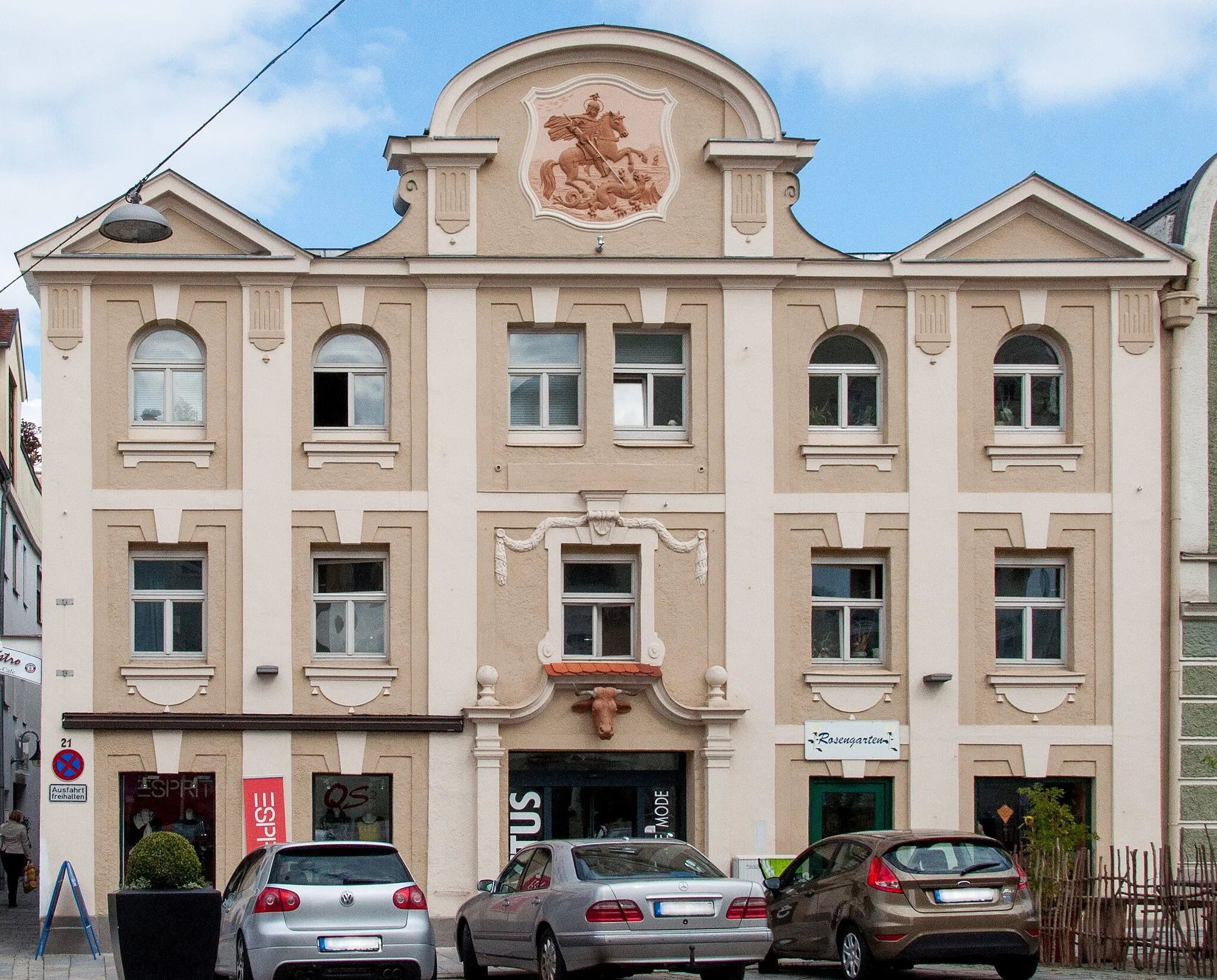 Photo showing: Bürgerhaus, Wohn- und Geschäftsgebäude, dreigeschossiger Flachdachbau mit Blendgiebeln und Relief des Hl. Georg, 18./19. Jahrhundert, neubarocke Fassade von 1904.