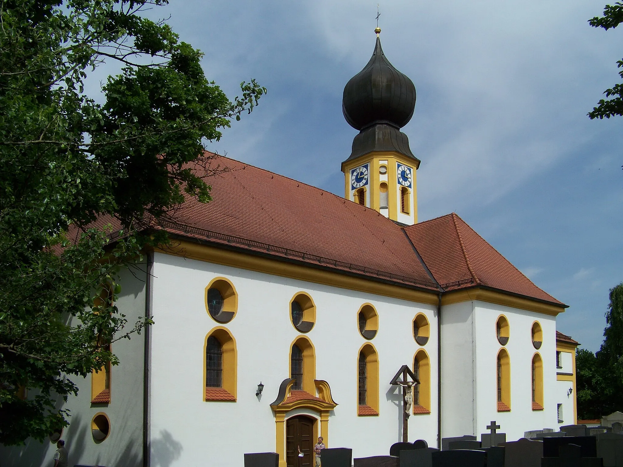 Photo showing: Haidlfing, Pfarrer-Moser-Platz 6. Katholische Pfarrkirche St. Laurentius.
Neobarocke Saalkirche mit Nordturm, Chor von 1600, 1688 Kapellenanbau. 
Turm von Dominico Mazio (Dominikus Magzin) 1698. 
Langhaus 1922–1924; mit Ausstattung.

Ansicht von Südwesten.