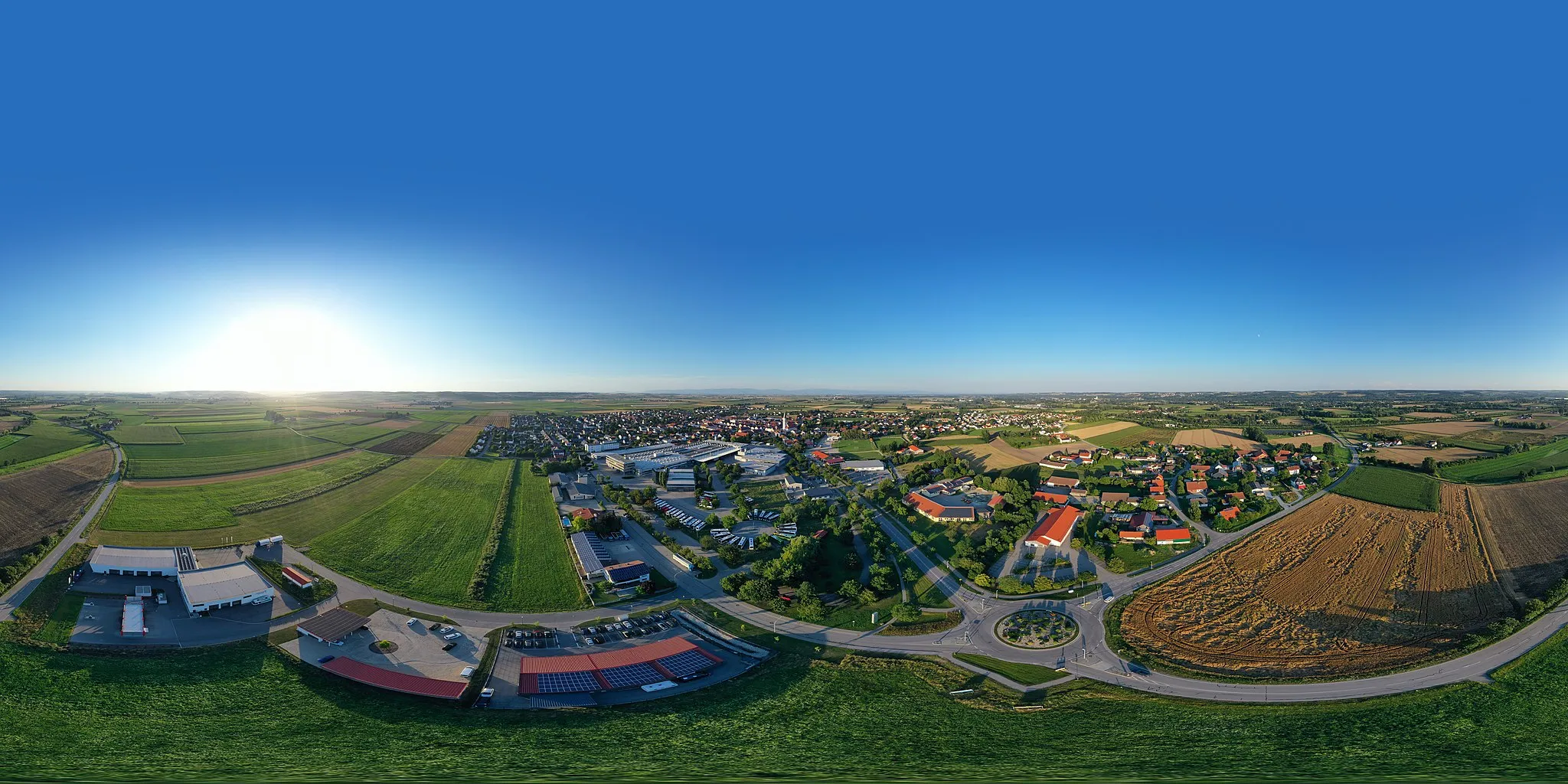 Photo showing: Luftbildpanorama von Pilsting in Niederbayern