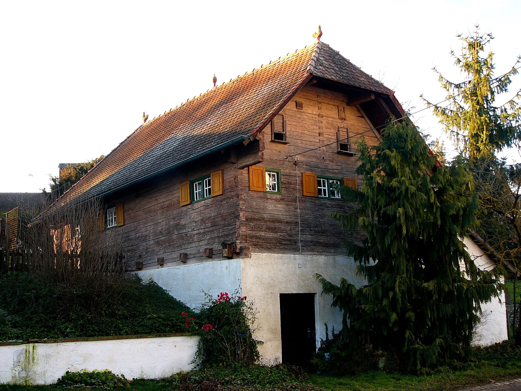 Photo showing: Ehemaliges Austragshaus; zum gegenüberliegenden Hof Nr. 10, eingeschossiger Blockbau mit Schopfwalmdach und hohem, sockelartigen Untergeschoss, 18. Jahrhundert, Eiskelleranbau nach 1812; Back- und Waschhaus, massiver Satteldachbau, mit angebauter Kegelbahn, langgestreckter Pultdachbau, 19. Jahrhundert.