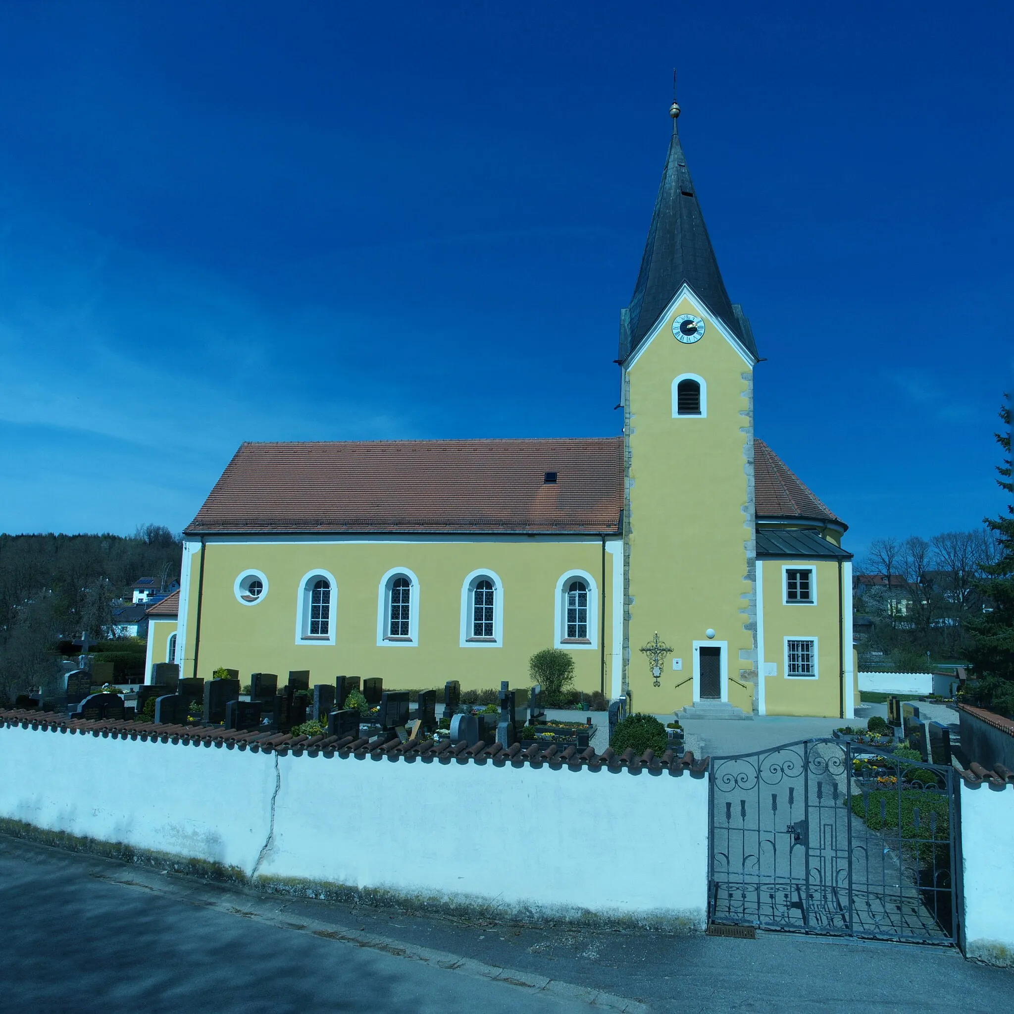 Photo showing: Die katholische Pfarrkirche St. Margaretha in Pfelling, Stadt Bogen