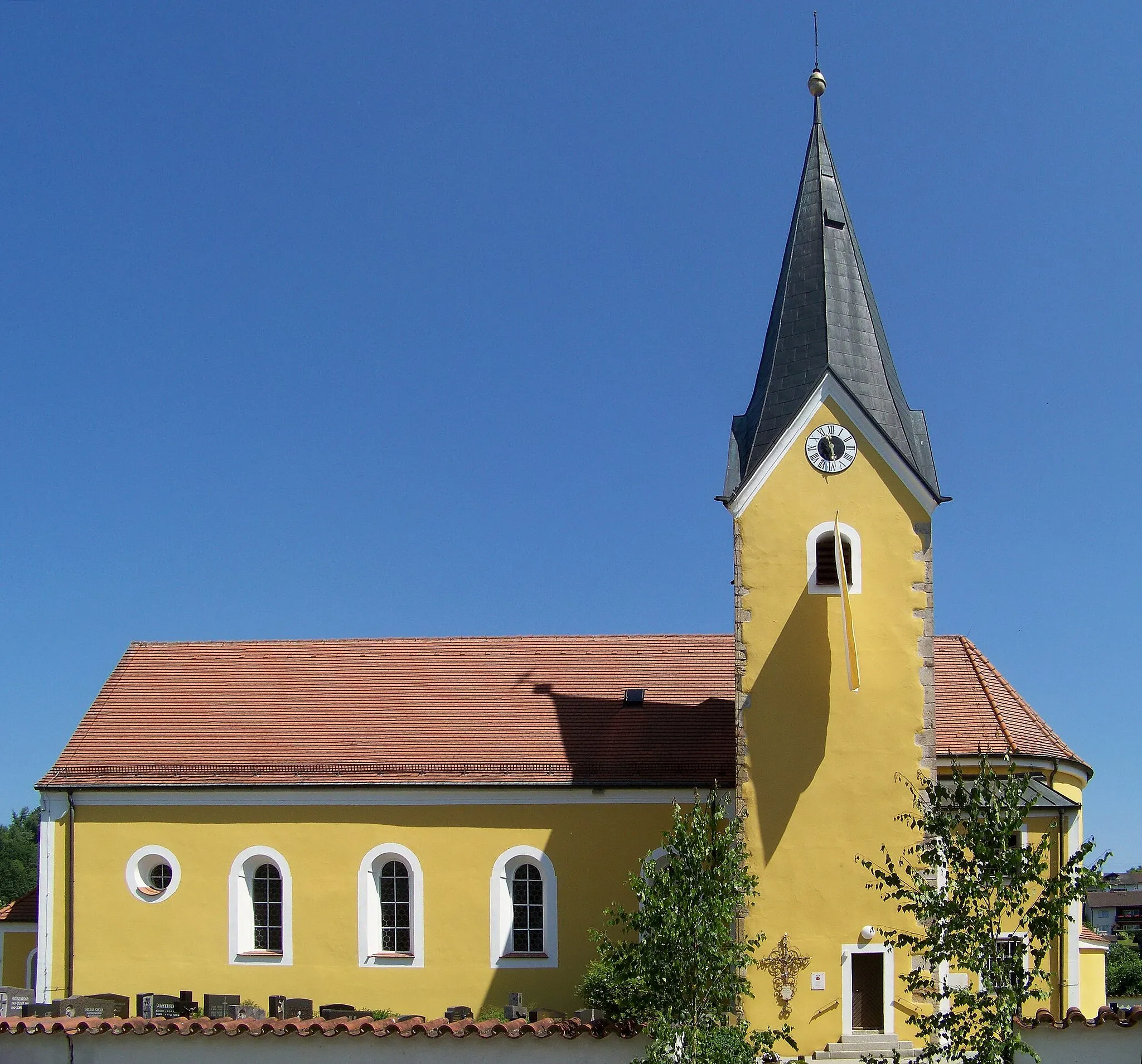 Photo showing: Bogen, Degernbach. Katholische Pfarrkirche St. Margaretha, Turm spätromanisch, Langhaus Ende 13. Jahrhundert, 1882 verändert, Chorneubau 1907; mit Ausstattung.