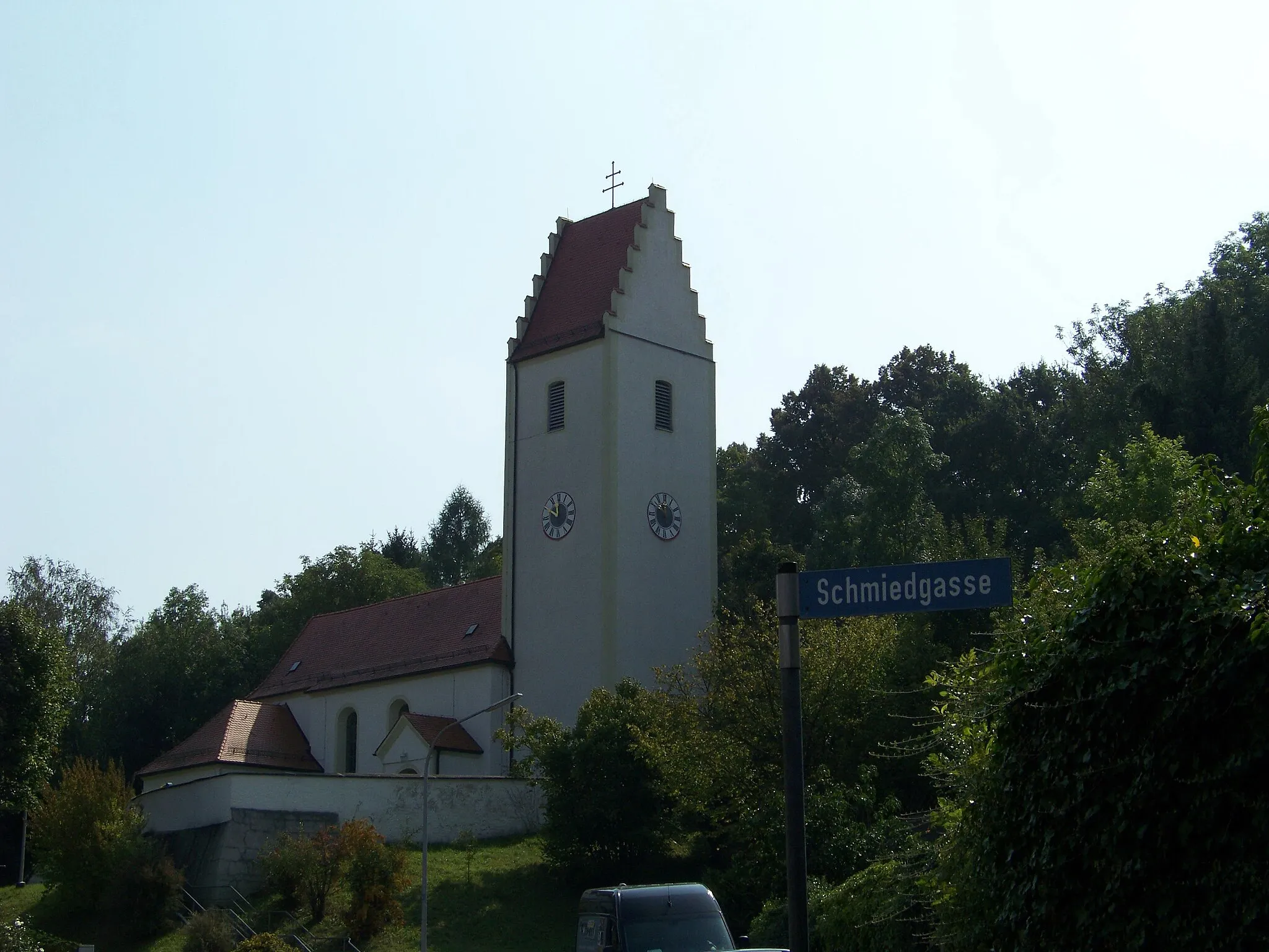 Photo showing: Thalmassing, Wolkering, Kirchbergstraße 11. Kath. Pfarrkirche Mariä Himmelfahrt. Saalbau mit eingezogenem Chor und westlichem Fassadenturm mit Treppengiebel, 1746, Turm gotisch; Friedhofsmauer mit korbbogigem Portal, 18. Jahrhundert; 
jüdischer Grabstein für Barsilai, Kalkstein, 1292