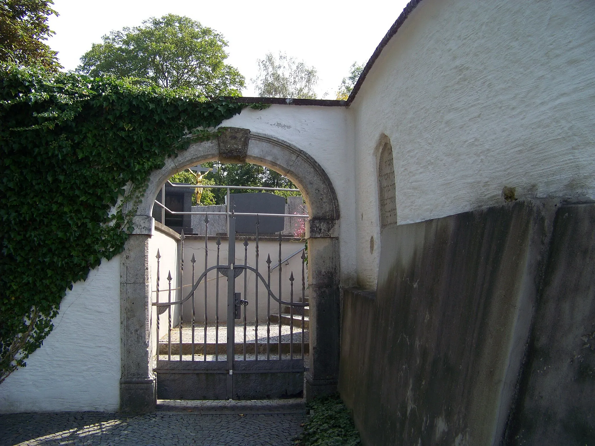 Photo showing: Thalmassing, Wolkering. Friedhofsmauer mit korbbogigem Portal, 18. Jahrhundert; rechts vor dem Tor jüdischer Grabstein für Barsilai, Kalkstein, 1292.