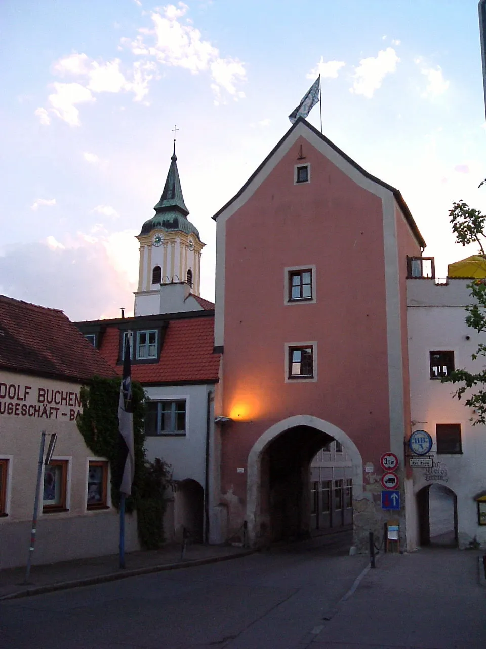 Photo showing: Abensberg - Regensburger Tor, Juni 2004
Public Domain, eigene Aufnahme

Möglichkeiten zur Lizenzierung, bitte die nicht-benötigte Variante aus dem Code löschen: