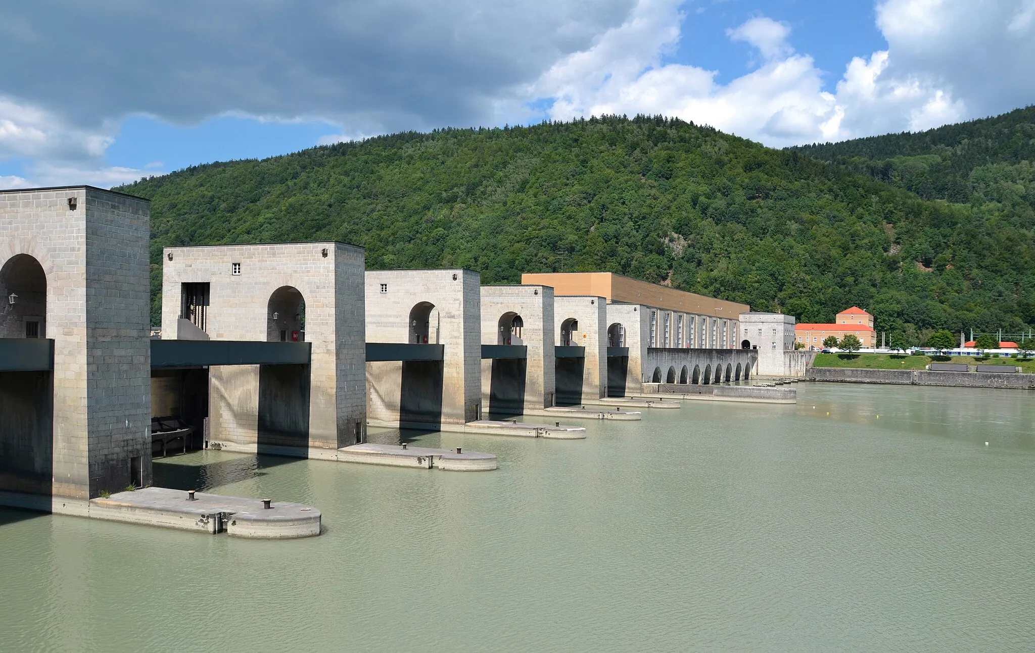 Photo showing: The Jochenstein run-of-the-river hydroelectricity plant.