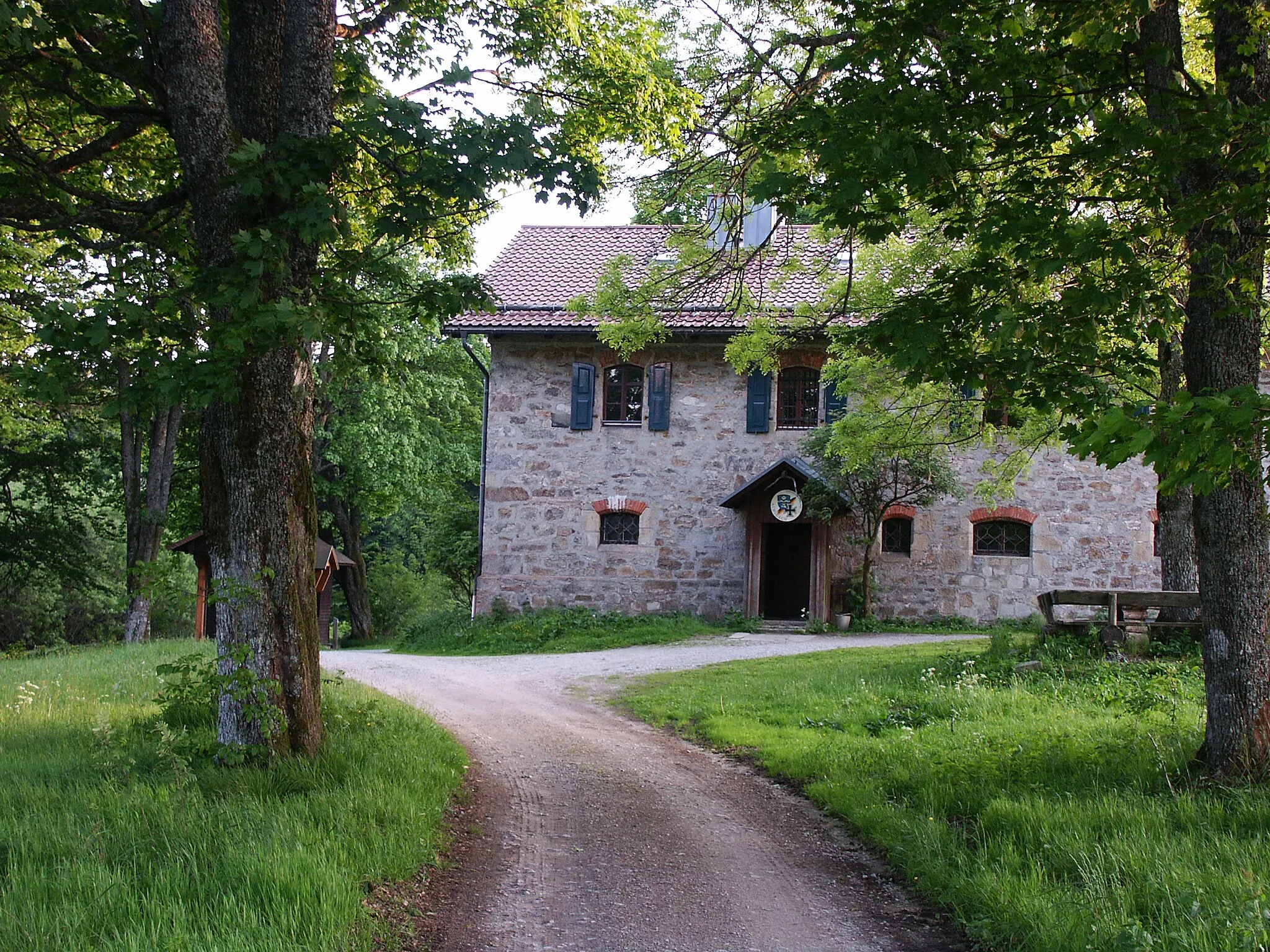 Photo showing: Ehemaliges Forst- und Gasthaus auf der Ödwies (Gemeinde Achslach)