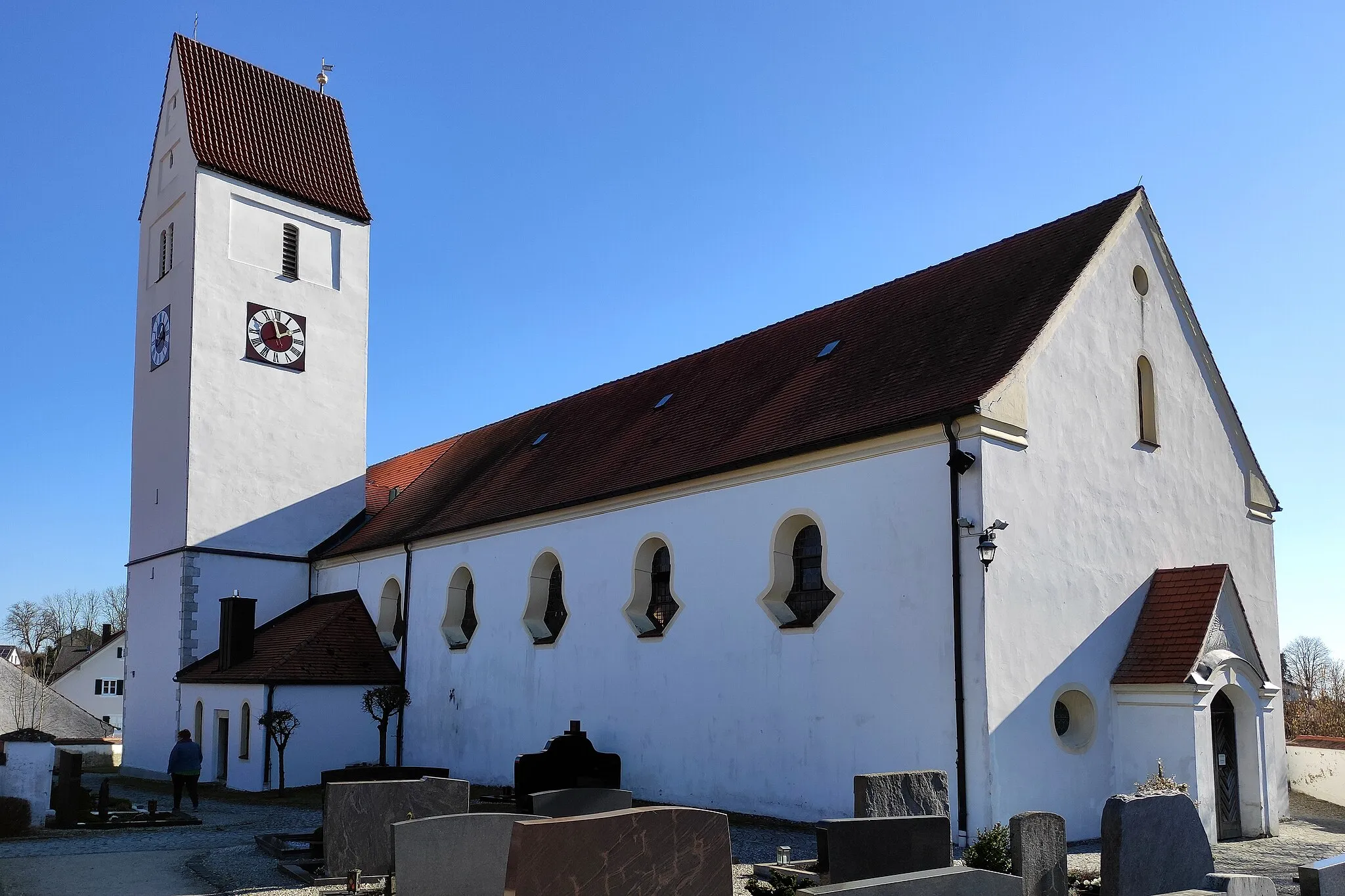 Photo showing: Saalkirche mit Satteldach und eingezogenem, fünfseitig geschlossenem Chor, Chorflankenturm nach Norden mit Steildach, Turmunterbau wohl 14. Jahrhundert, um 1600 erhöht, Chor aus dem 15. Jahrhundert, um 1750 barockisiert, Langhaus um 1750, 1920/21 nach Westen verlängert.