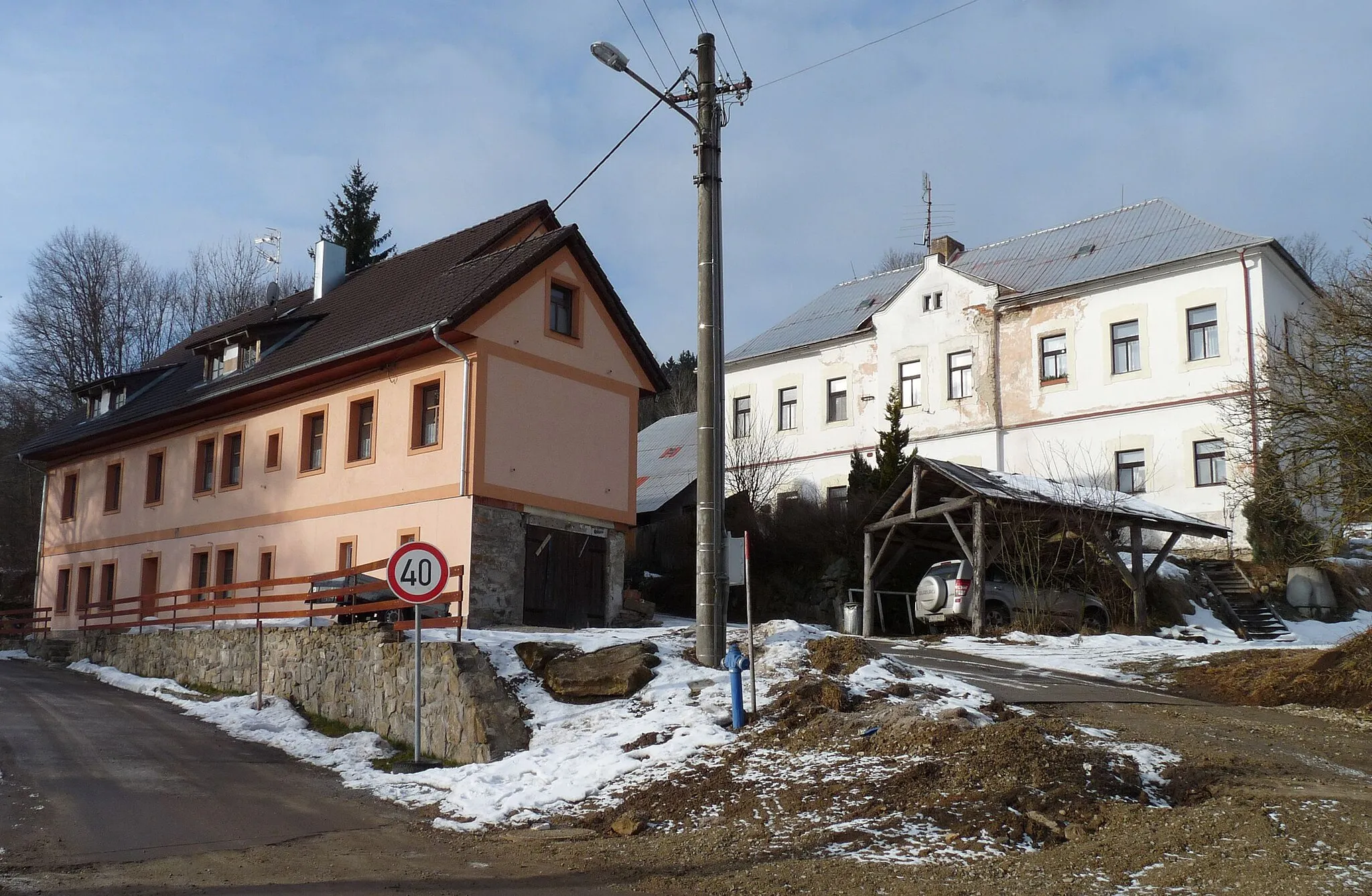 Photo showing: Houses in the centre of the village of České Žleby, part of the municipality of Stožec, Prachatice District, South Bohemia, Czech Republic.