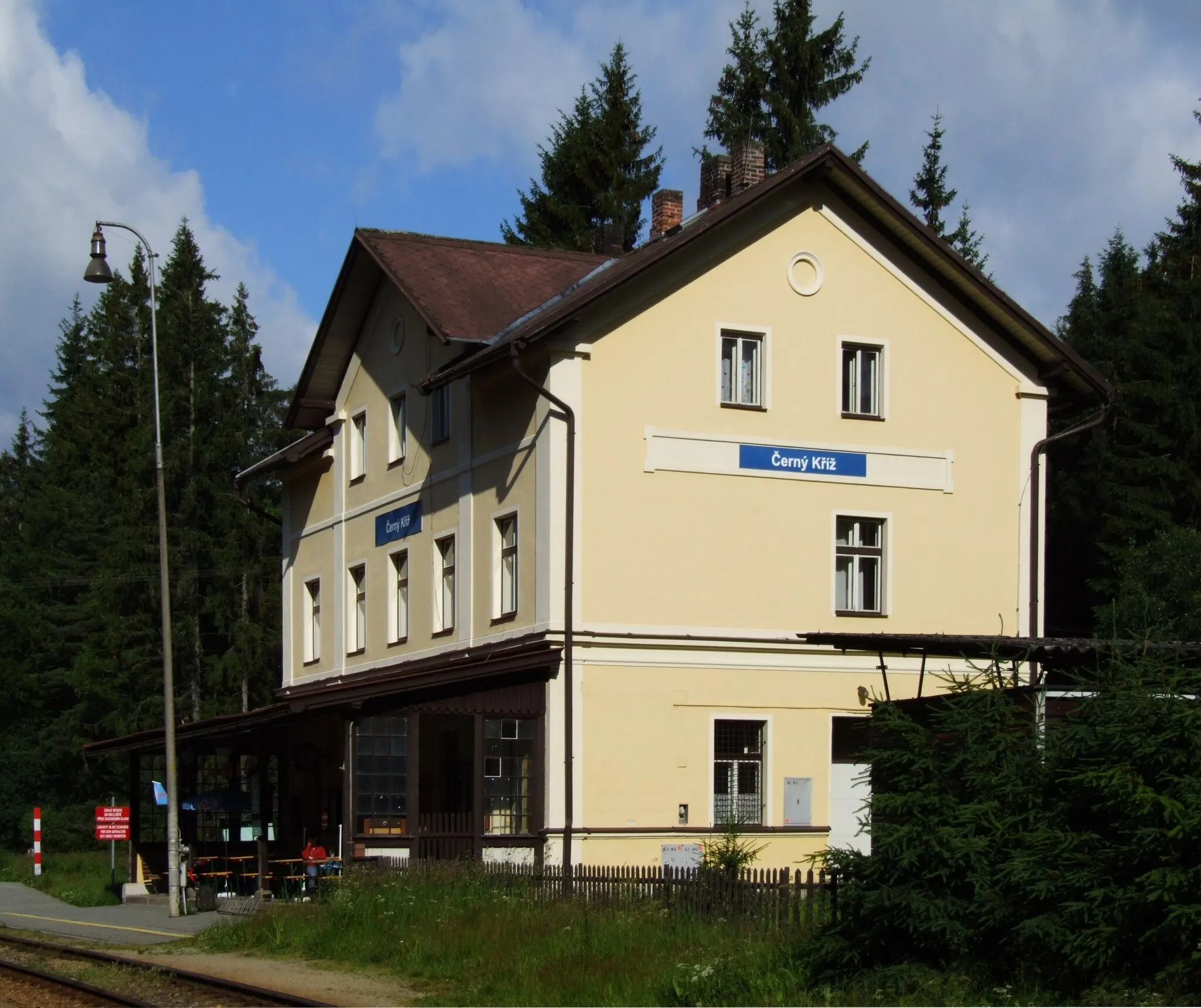 Photo showing: Train station Černý Kříž (Schwarzes Kreuz) in Šumava (Böhmerwald) mountains