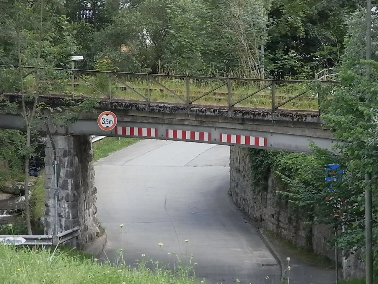 Photo showing: Bahnüberführung über die Zufahrt nach Bayerisch Haibach bei Passau, Juni 2011